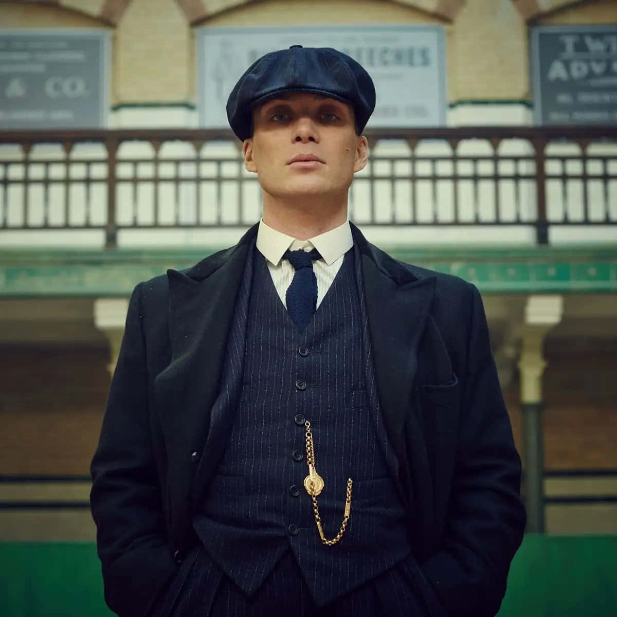 穿著復古西裝和帽子的男人站在火車站 — Peaky Blinders 壁紙