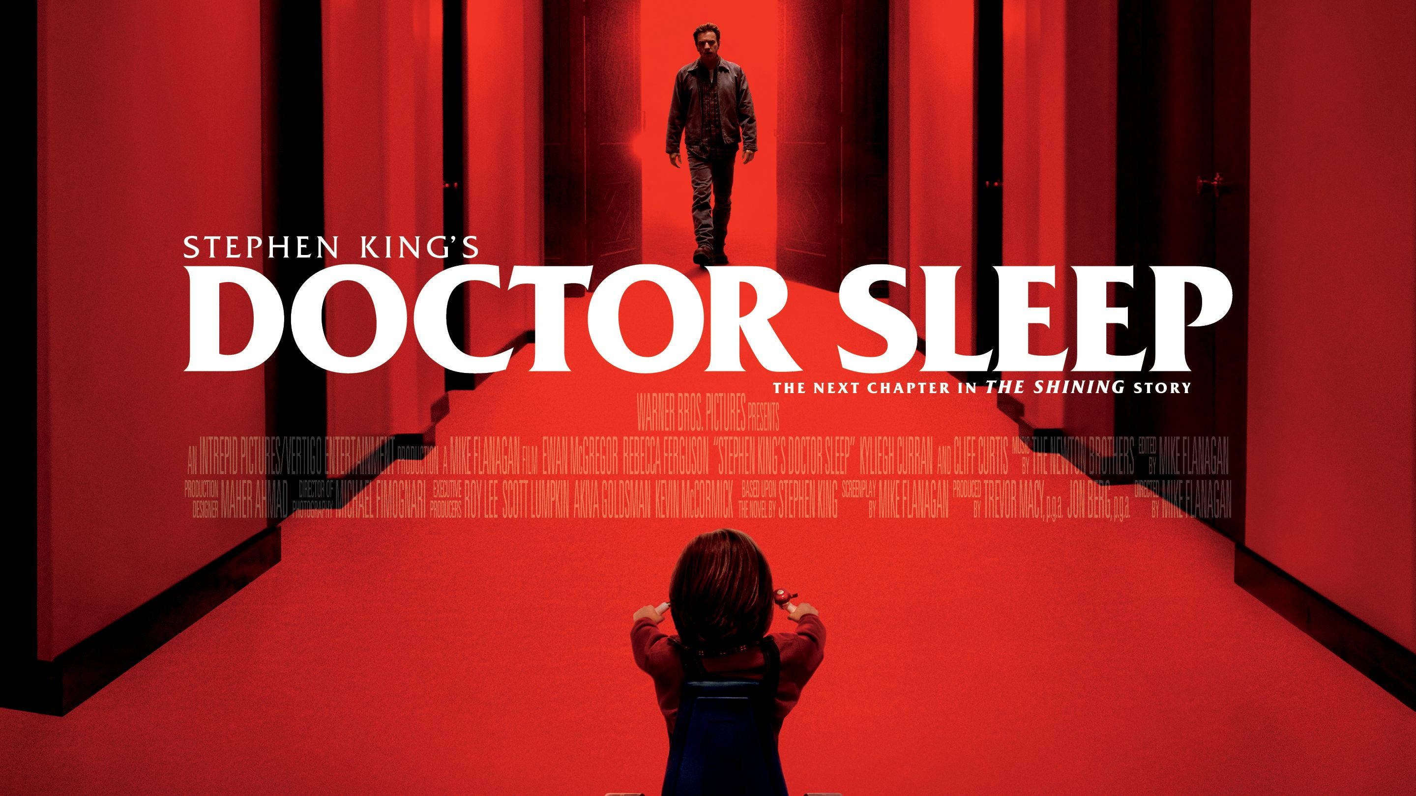 doctor sleep 桌布 壁紙 — 一個穿著工裝褲的孩子抬頭看著血紅色的走廊，一個男人在發光的文字下向他們走來。