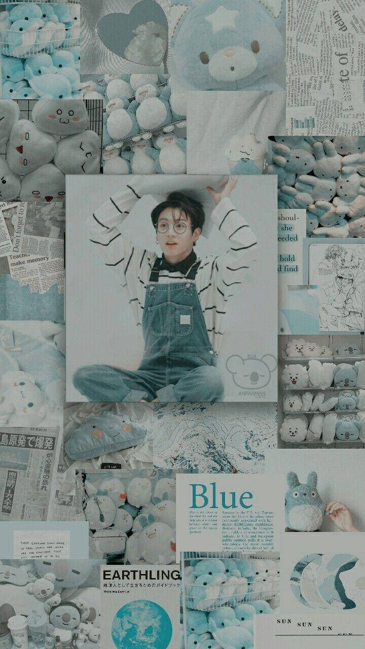 Jungkook Aesthetic 桌布 壁紙 — 一個穿著工裝褲的年輕人坐在藍色毛絨玩具、報紙和文字元素的拼貼畫中，營造出舒適的美感。