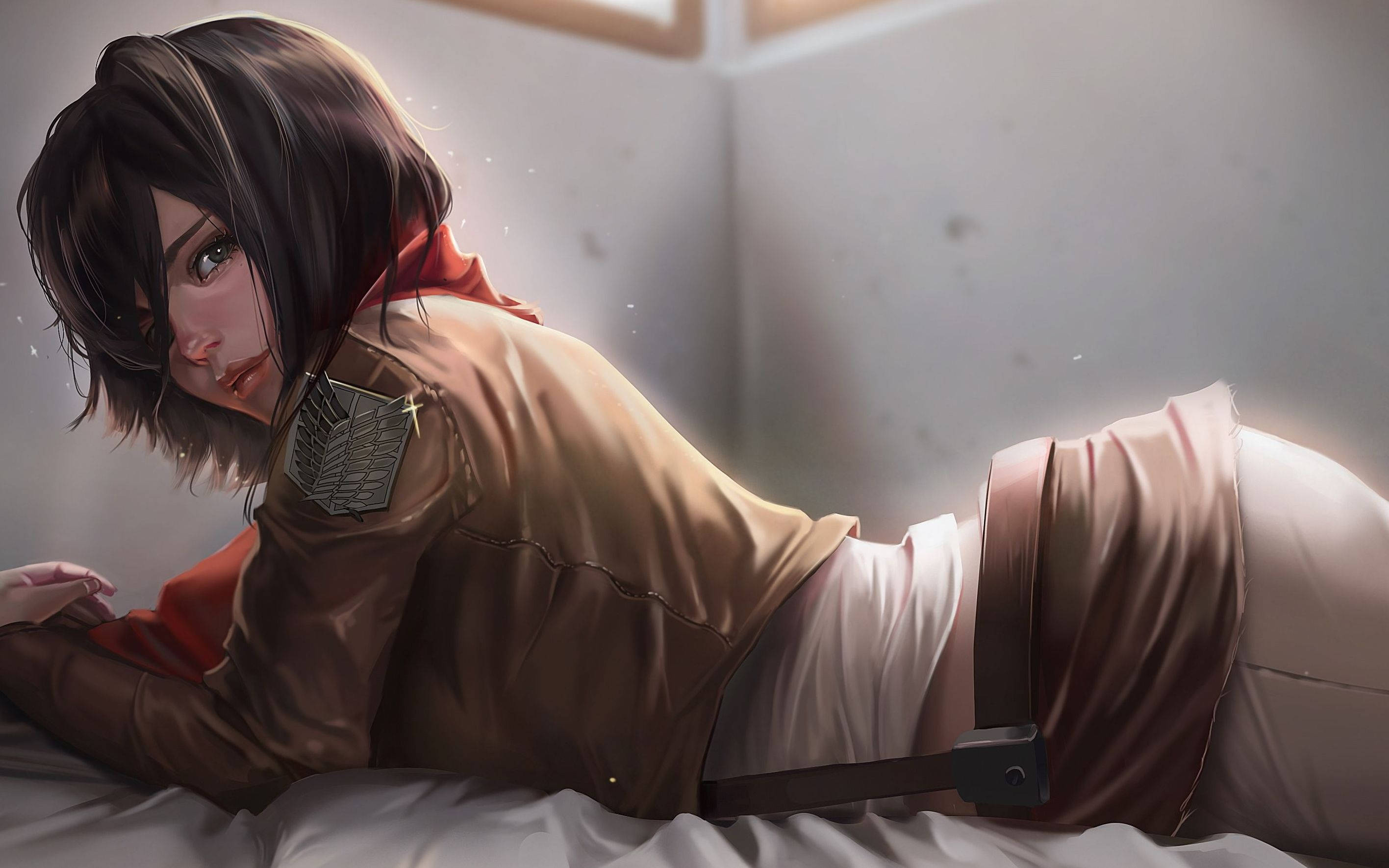 Mikasa Ackerman 桌布 壁紙 — 一個穿著帶有翅膀標誌的棕色外套的年輕動漫女孩，趴在床上，以柔和的表情回頭看。