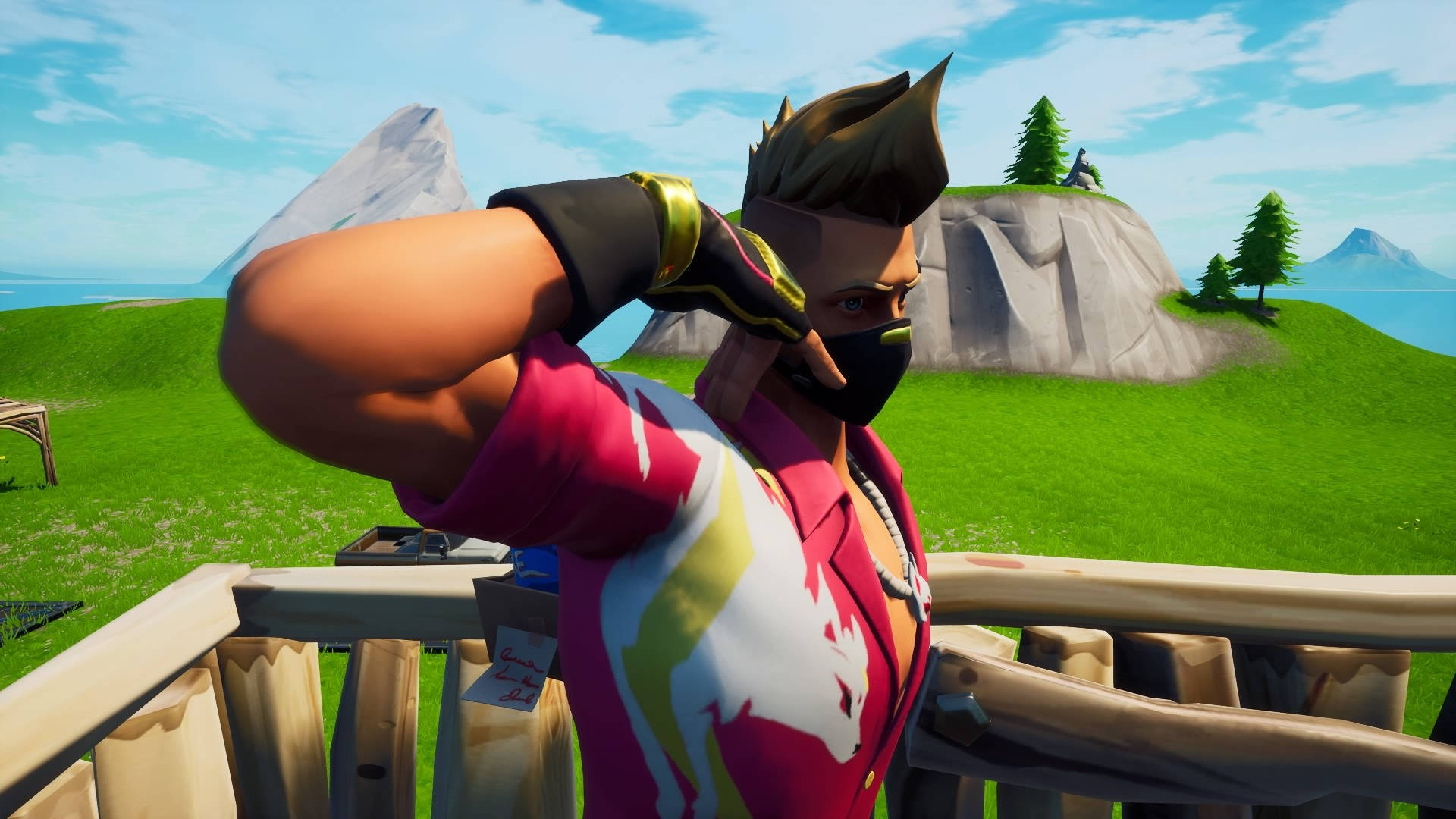 Drift 桌布 壁紙 — 一個穿著彩色襯衫和黑色口罩的Fortnite角色站在木製陽台上，俯瞰著明亮的綠色景觀，有山脈和樹木，在晴朗的藍天下。