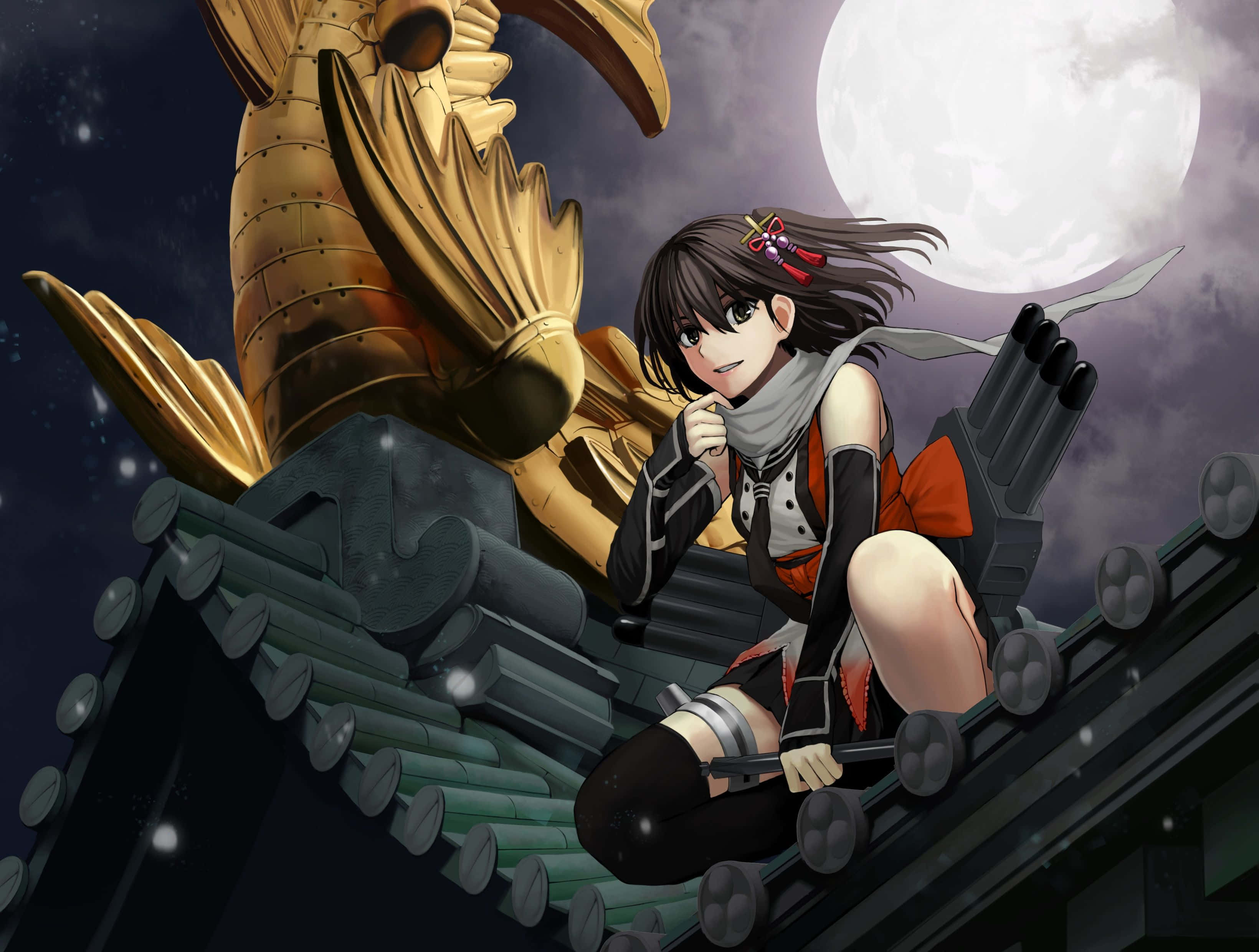 Kancolle 桌布 壁紙 — 一個穿著戰鬥裝備的年輕動漫女孩坐在傳統屋頂上，滿月下，旁邊有一座金色龍雕像。