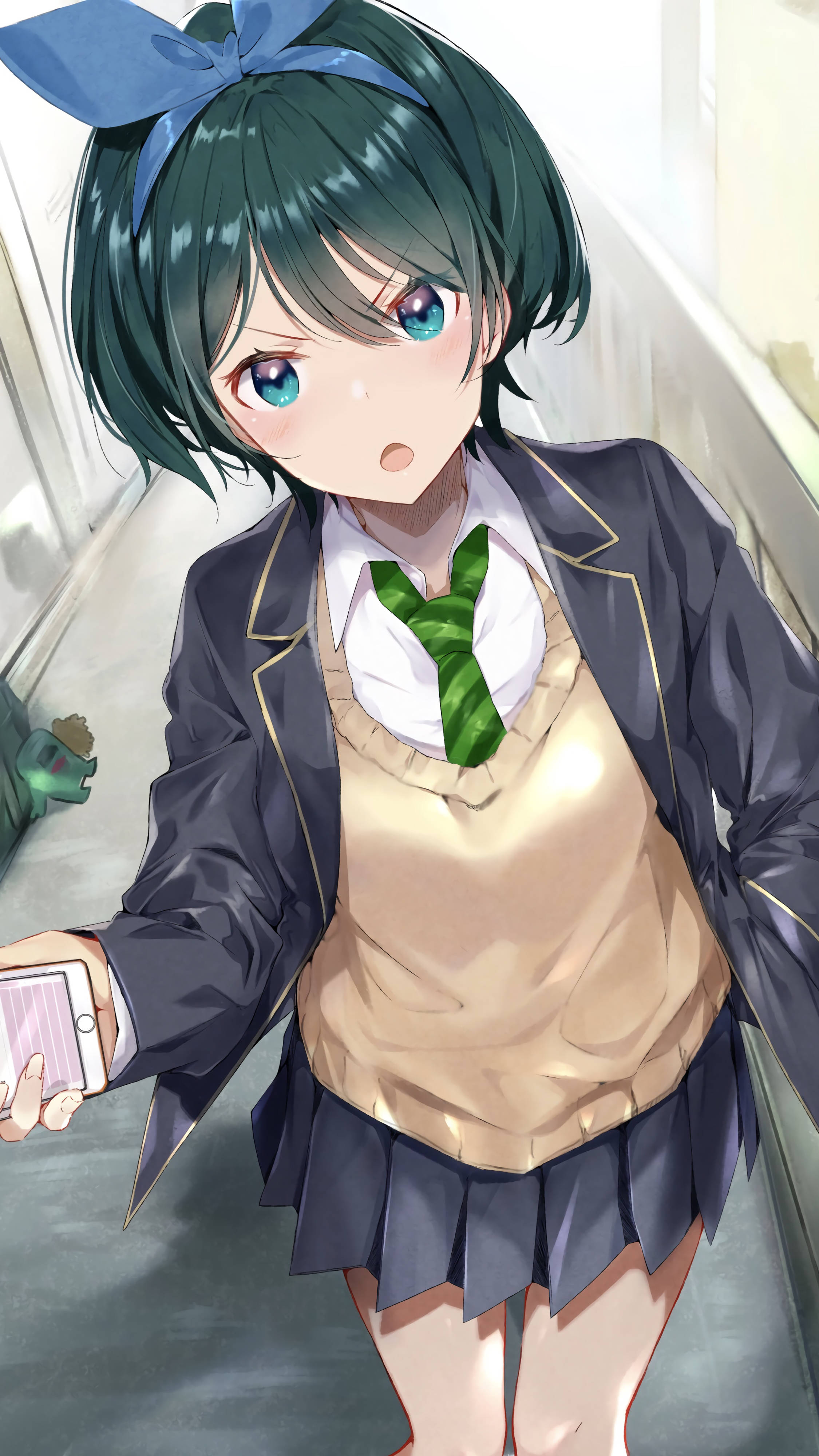Girlfriend 桌布 壁紙 — 一個穿著校服、戴著藍色蝴蝶結的驚訝動漫女孩在走廊裡拿著手機。