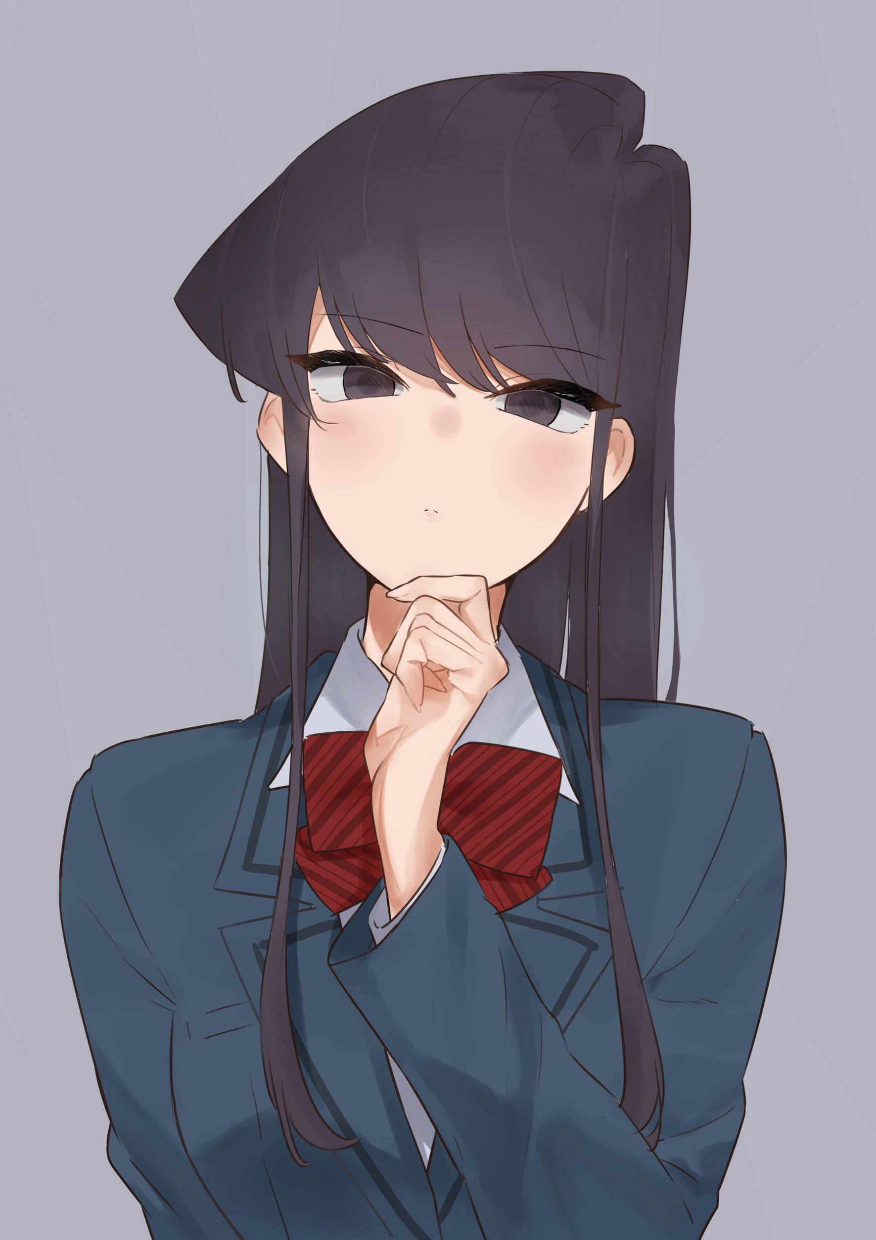 Komi San 桌布 壁紙 — 一個穿著校服、繫著紅色蝴蝶結的年輕動漫女孩，在柔和的灰色背景前托腮沉思。