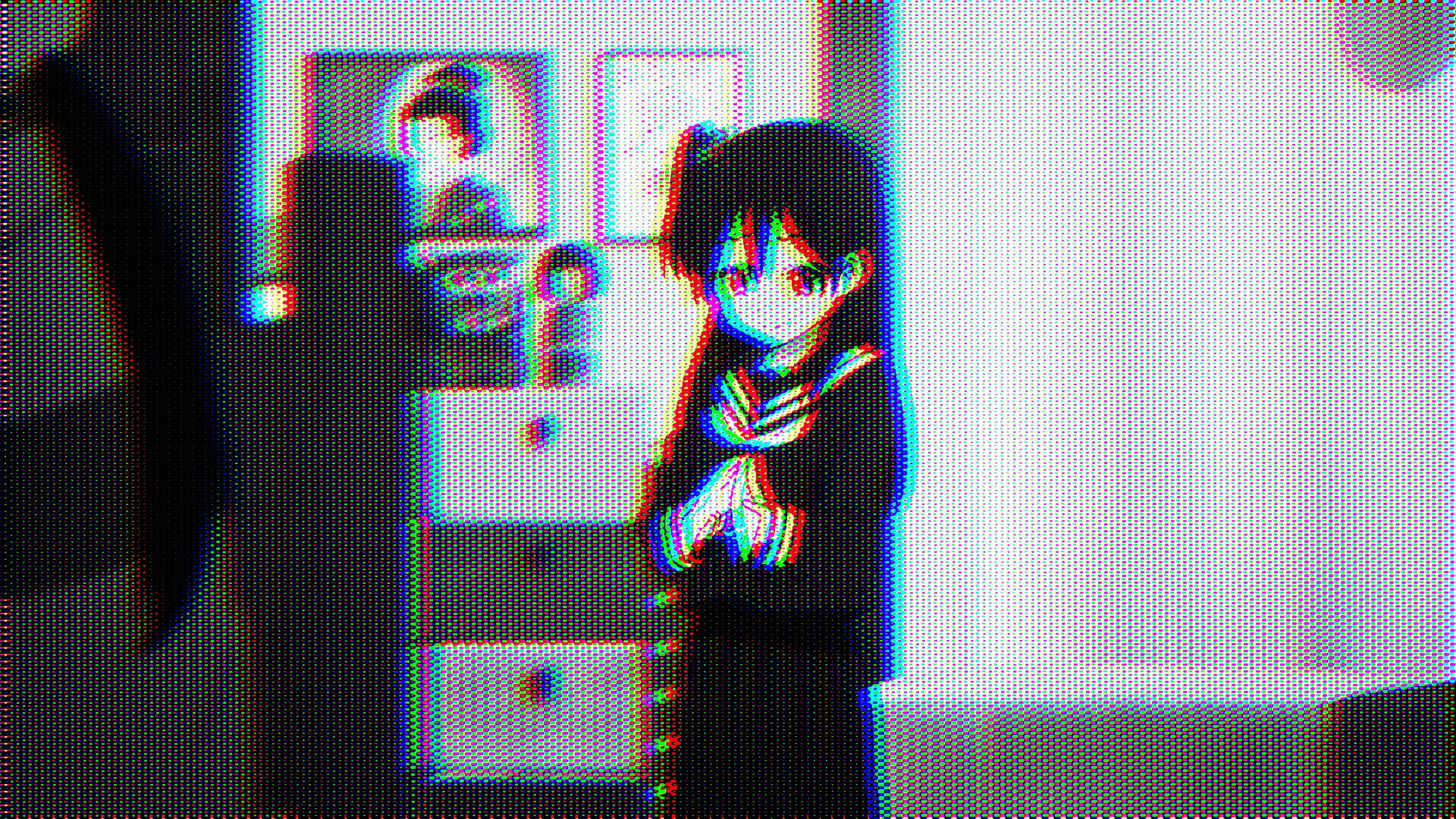 動漫女孩 桌布 壁紙 — 一個穿著校服的動漫女孩，帶有故障效果，站在昏暗的房間中，周圍是扭曲的數位偽影和多彩的色差。