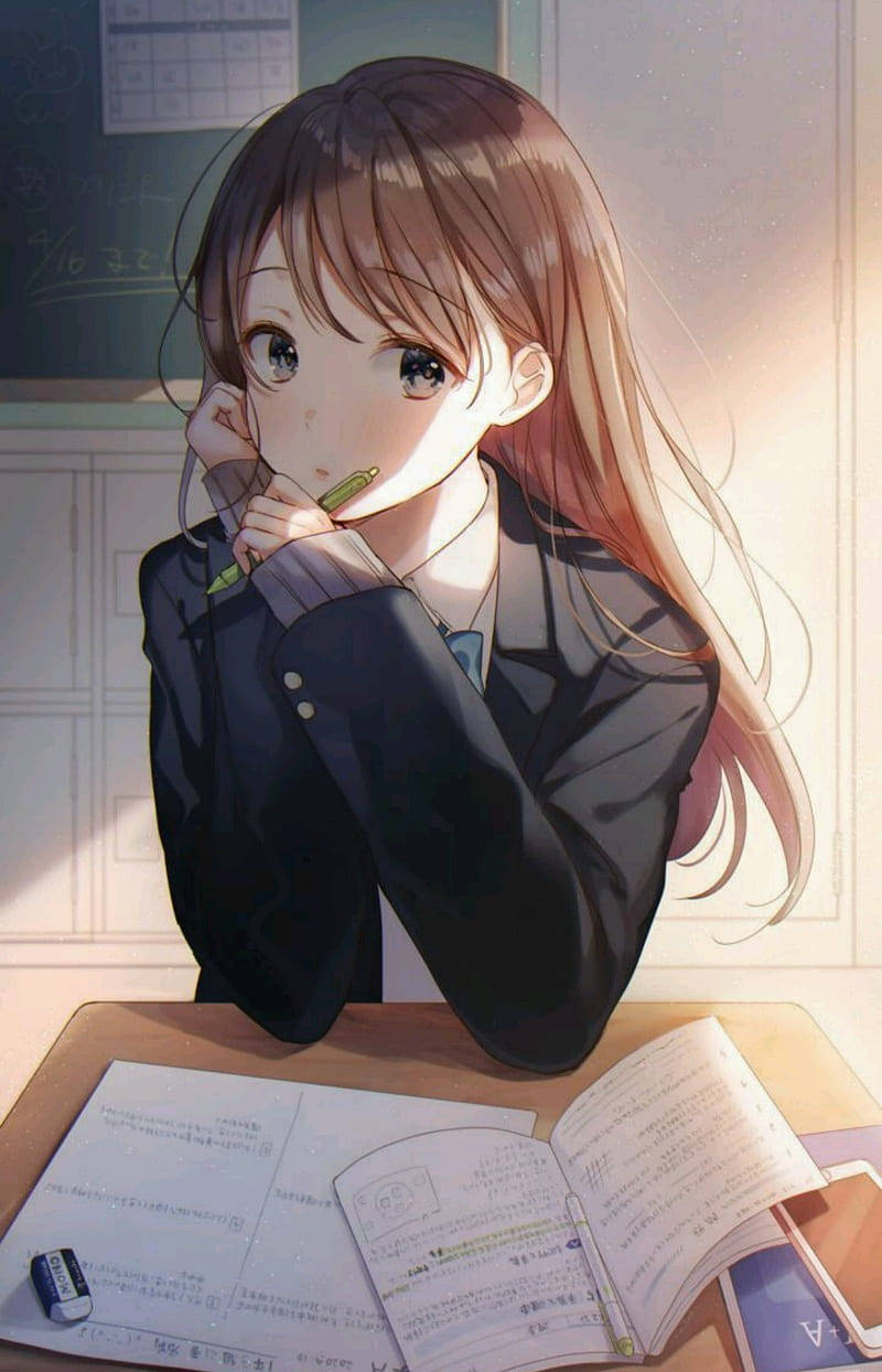 動漫女孩 桌布 壁紙 — 一個穿著校服的動漫女孩坐在書桌前，在溫暖的陽光下用書本和筆學習。