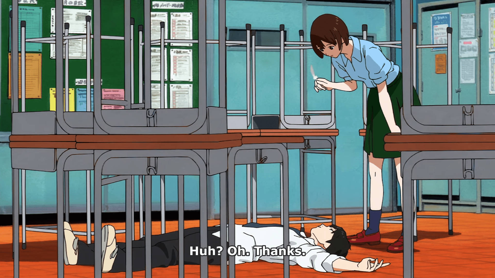 Sonny 桌布 壁紙 — 一個穿著校服的女孩俯身看著一個躺在空教室地板上的男孩，教室裡有書桌和佈告欄。