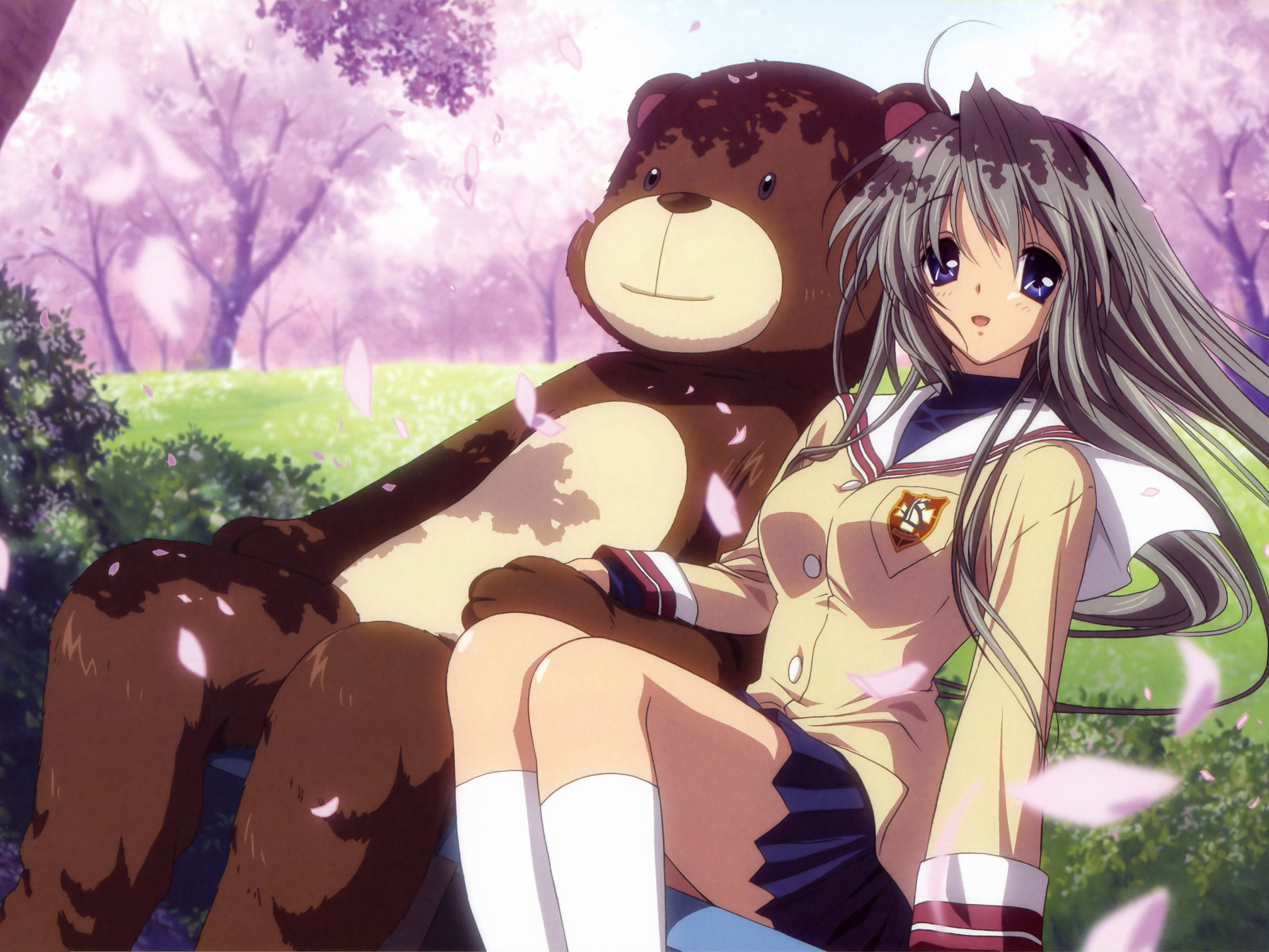 Clannad 桌布 壁紙 — 一個穿著校服的女孩坐在盛開的櫻花樹下，旁邊有一隻巨大的泰迪熊，粉紅色的花瓣飄落下來。