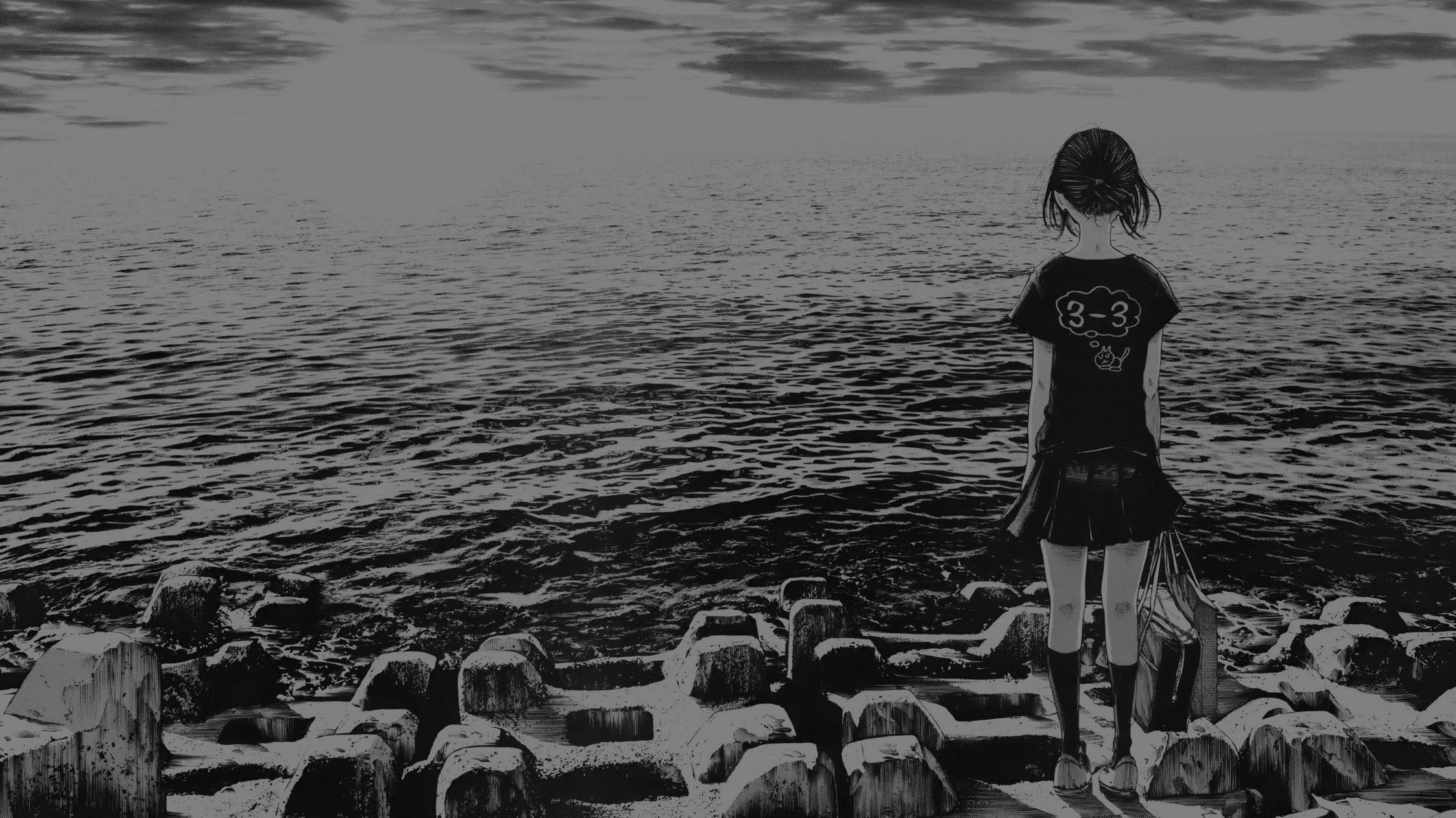 Alone 桌布 壁紙 — 一個穿著校服的孤獨女孩站在岩石防波堤上，凝視著多雲天空下的廣闊海洋。