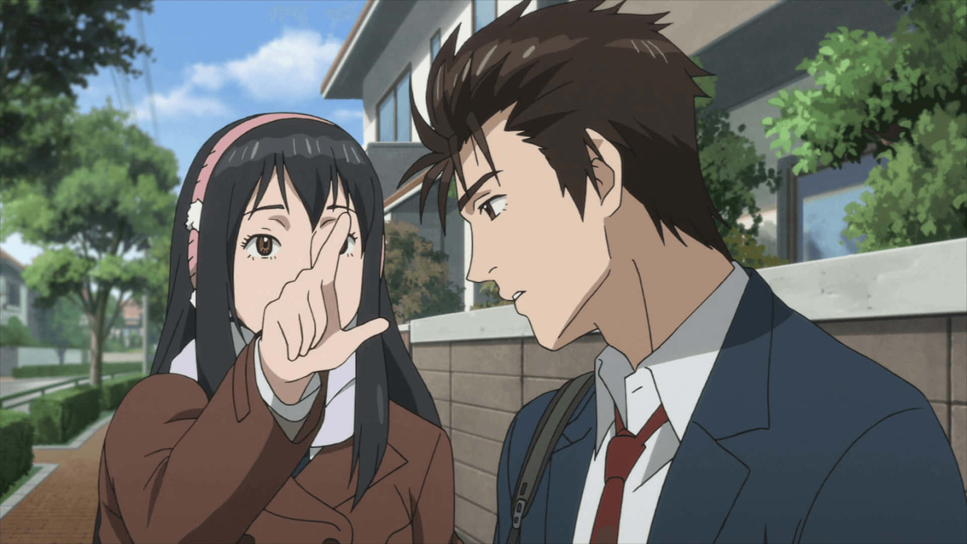 Parasyte 桌布 壁紙 — 一個穿著校服的年輕動漫女孩，在明亮的藍天下，面對一個穿西裝的男孩，頑皮地遮住一隻眼睛。