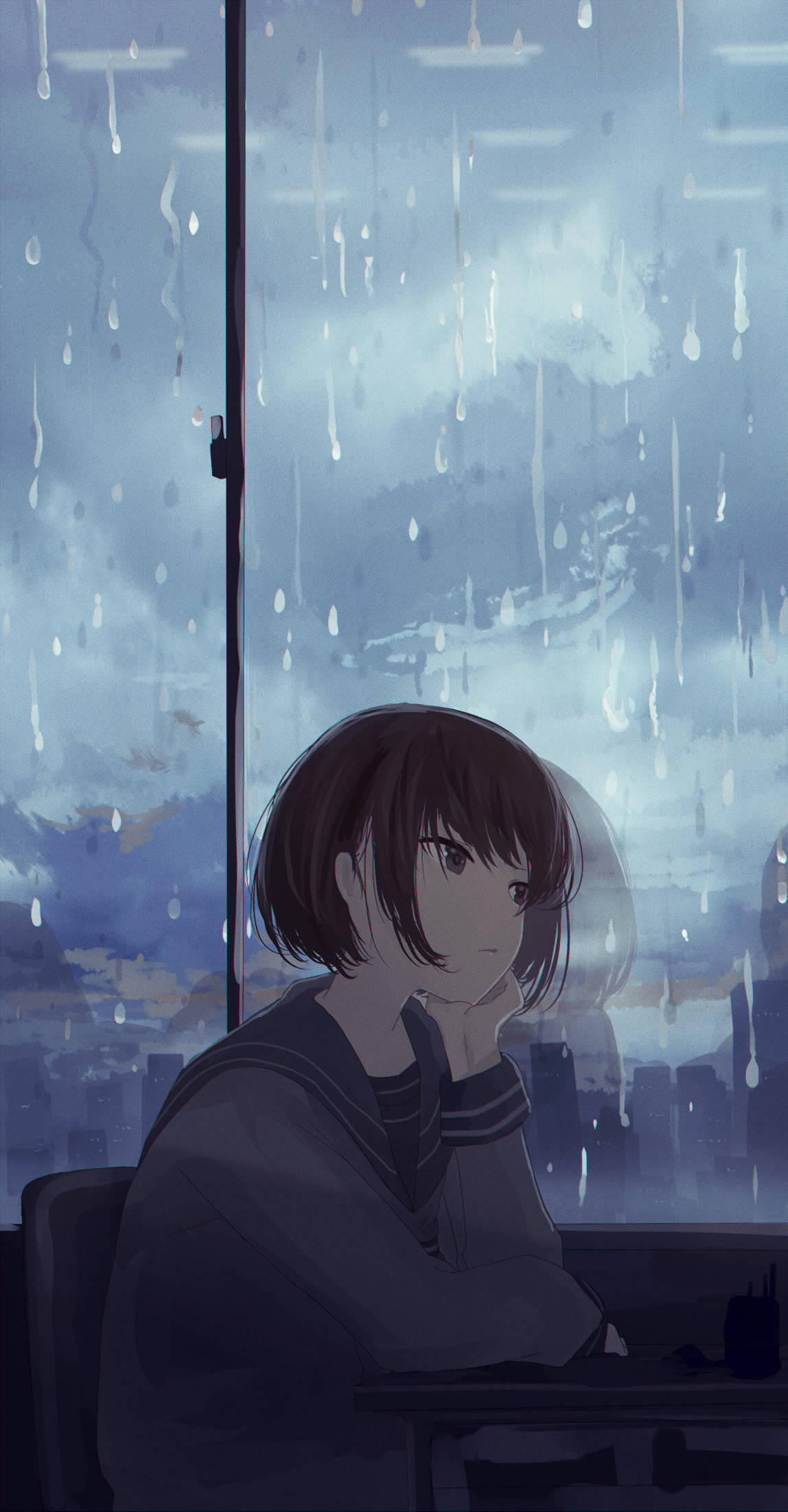 動漫女孩 桌布 壁紙 — 一個穿著校服的年輕動漫女孩，沉思地坐在被雨水劃過的窗邊，俯瞰著黃昏時分模糊的城市景觀。