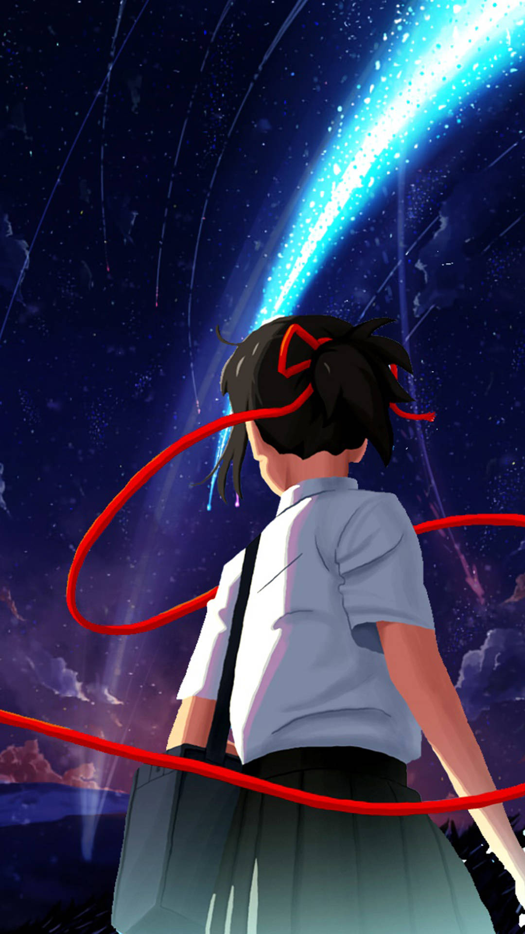 kimi no na wa phone 桌布 壁紙 — 一個穿著校服的年輕動漫女孩仰望一顆明亮的藍色彗星劃過繁星點點的夜空。