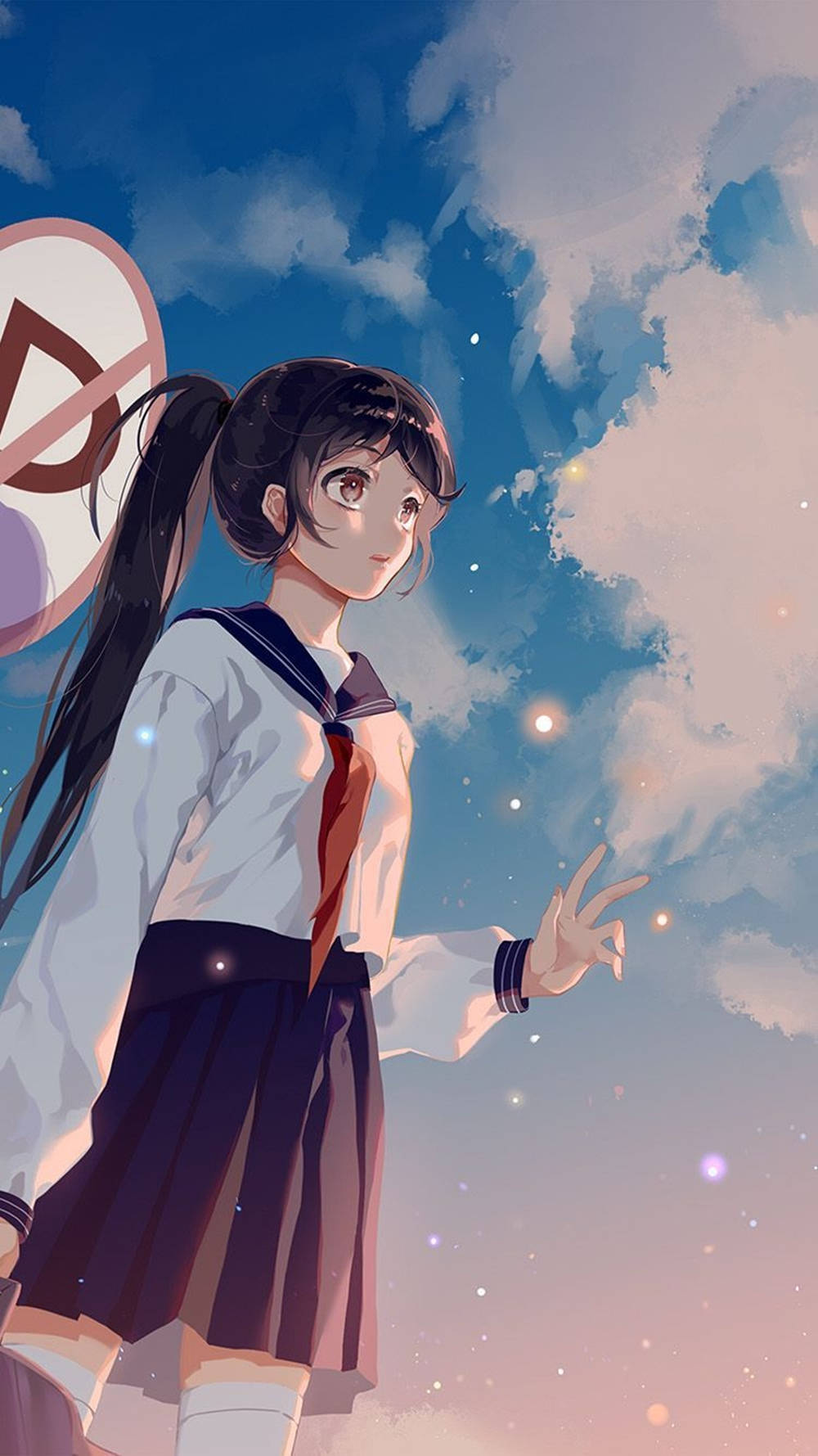 動漫女孩 桌布 壁紙 — 一個穿著校服的年輕動漫女孩仰望天空，溫柔微笑，閃爍的光芒在她身邊飄過，映襯著暮色天空。