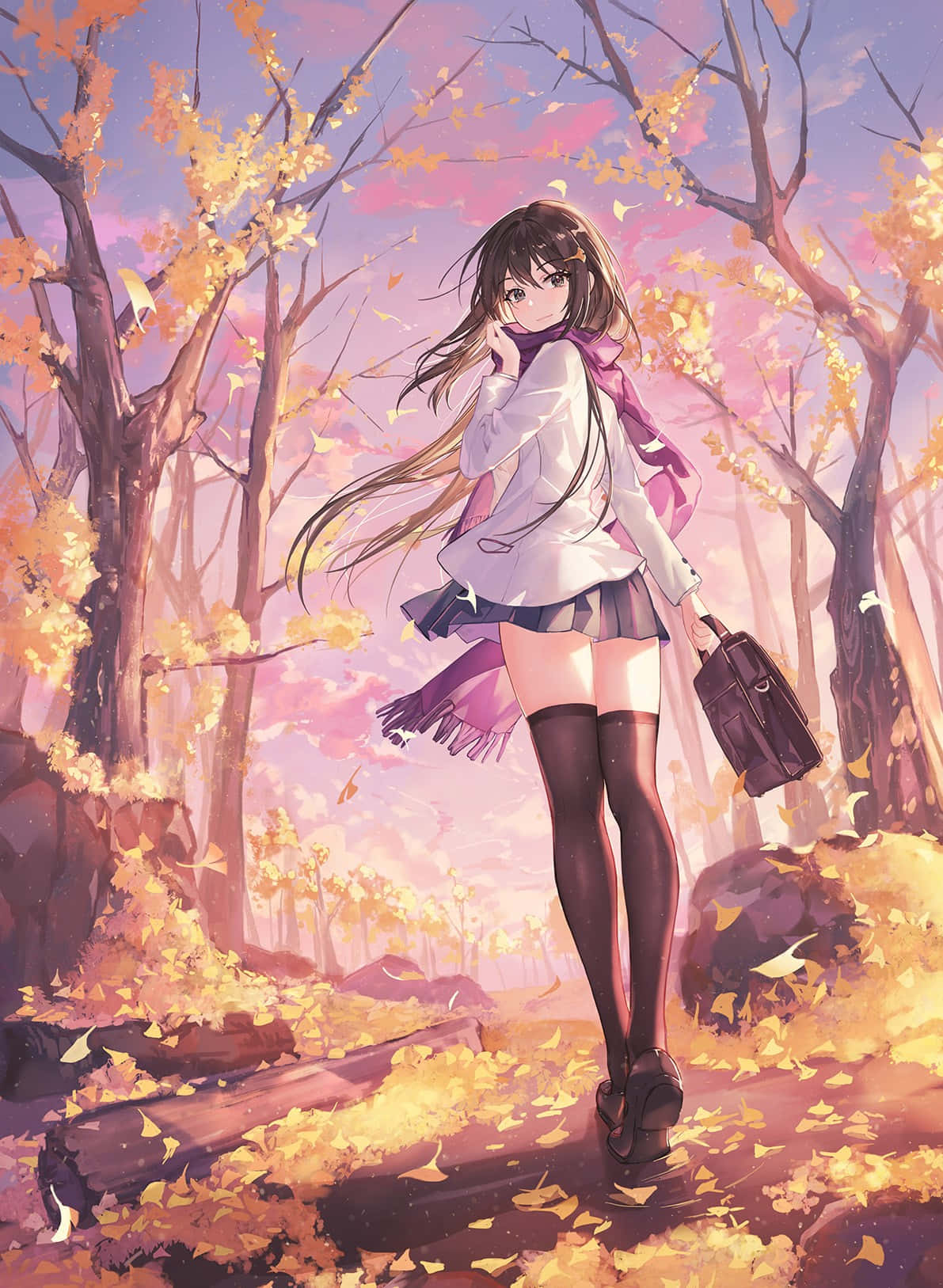 動漫女孩 桌布 壁紙 — 一個穿著校服的年輕動漫女孩在柔和的粉紅色天空下，走過鋪滿金色秋葉的森林。