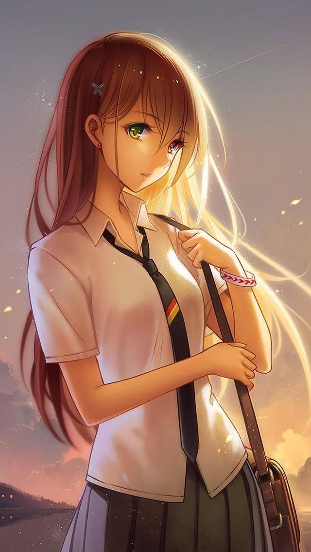 Anime Girl Phone 桌布 壁紙 — 一個穿著校服的年輕動漫女孩站在溫暖的夕陽天空下，頭髮閃閃發光，表情溫柔。