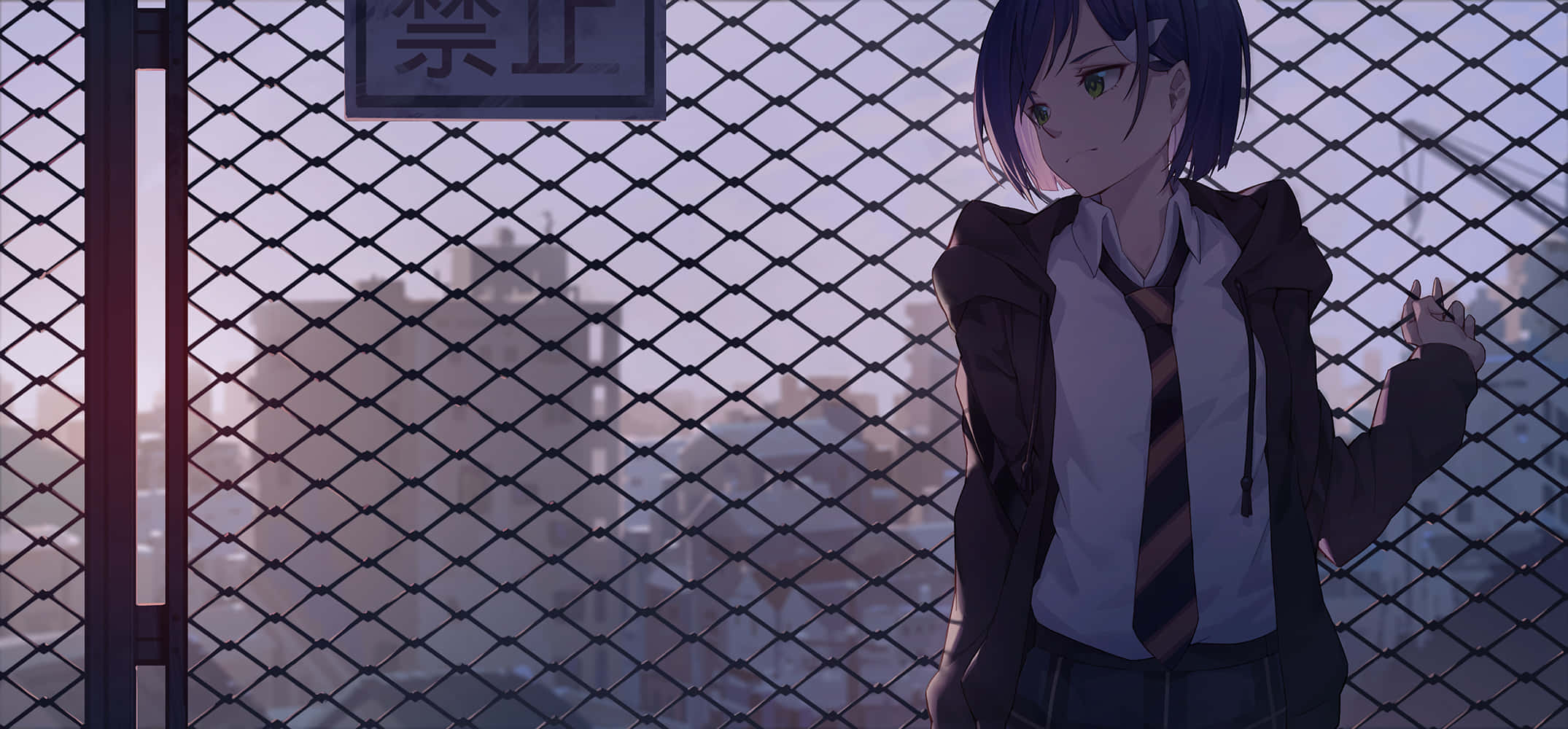 DARLING in the FRANXX 桌布 壁紙 — 一個穿著校服的年輕動漫女孩靠在帶有『禁止』標誌的鐵絲網圍欄上，黃昏時分模糊的城市景觀在她身後閃耀。