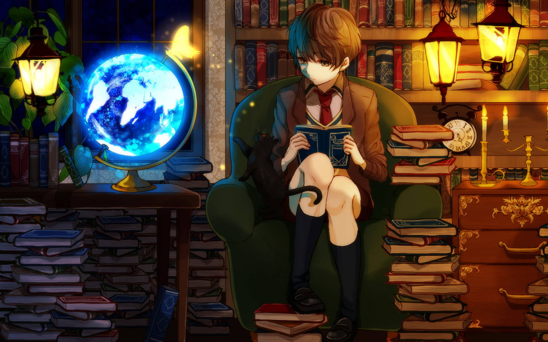 Reading 桌布 壁紙 — 一個穿著校服的年輕動漫男孩在一個舒適的圖書館裡看書，圖書館裡堆滿了書和一個發光的藍色地球儀。