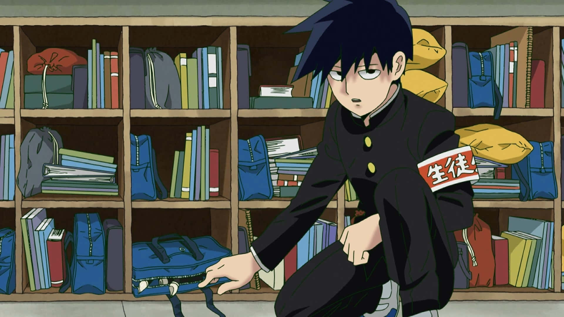 Mob Psycho 桌布 壁紙 — 一個穿著校服的年輕動漫男孩跪在一個裝滿書籍和袋子的書架前。