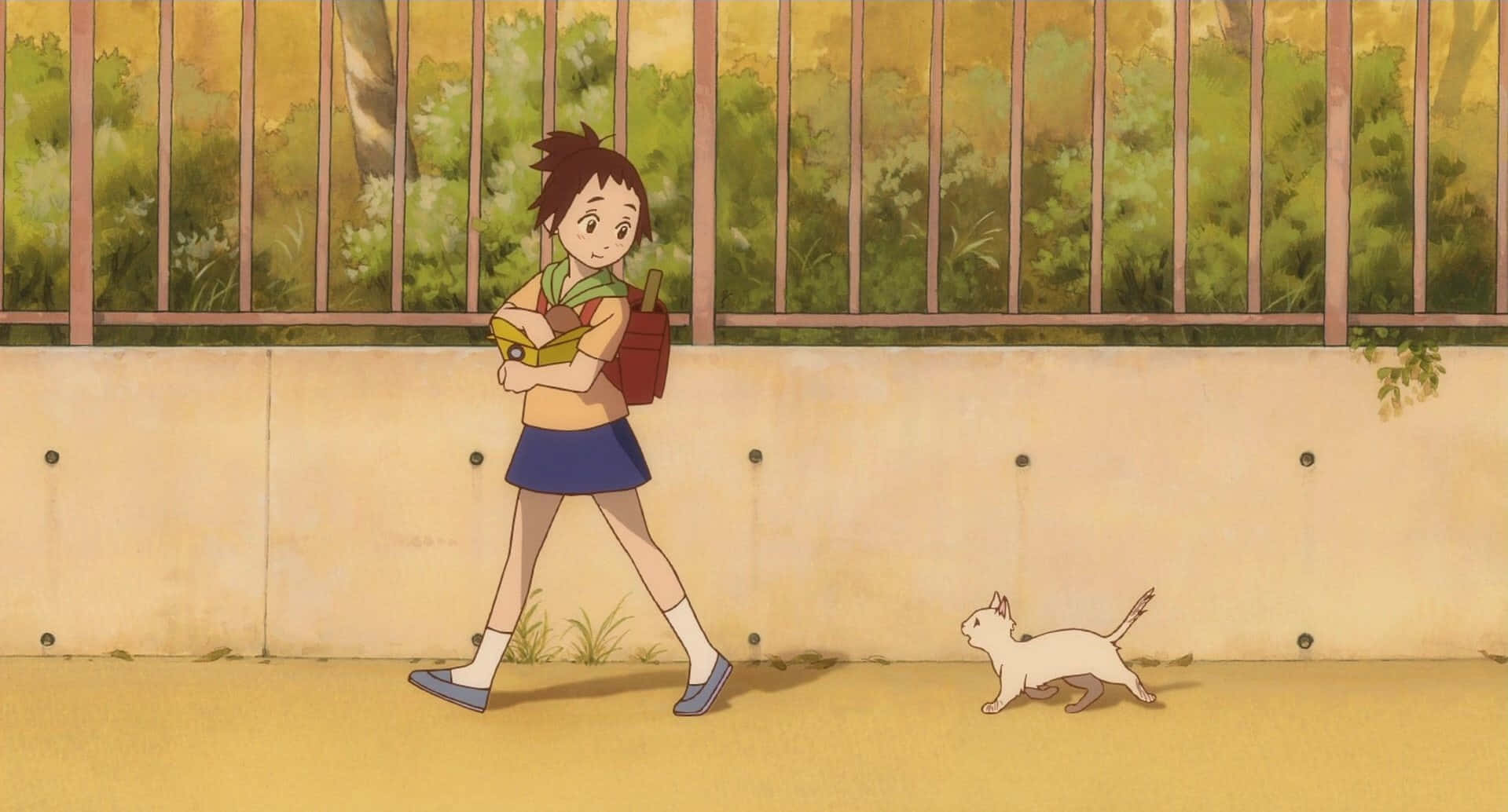 the cat returns 桌布 壁紙 — 一個穿著校服的年輕女孩沿著一條陽光普照、兩旁有圍欄和綠化的人行道，與一隻白貓並肩而行。