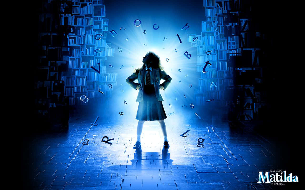 Musical 桌布 壁紙 — 一個穿著校服的年輕女孩自信地站在發光的藍色圖書館中，漂浮的字母在她周圍旋轉。