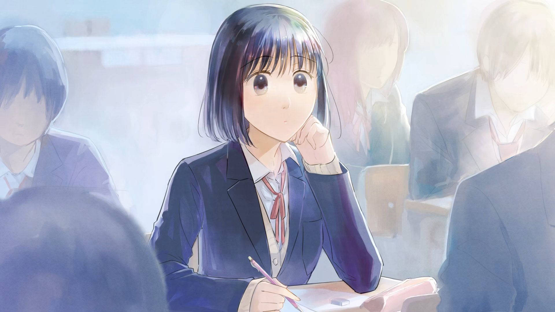 koikimo 桌布 壁紙 — 一個穿著校服的沉思動漫女孩坐在書桌前，拿著鉛筆，背景中的同學模糊不清。