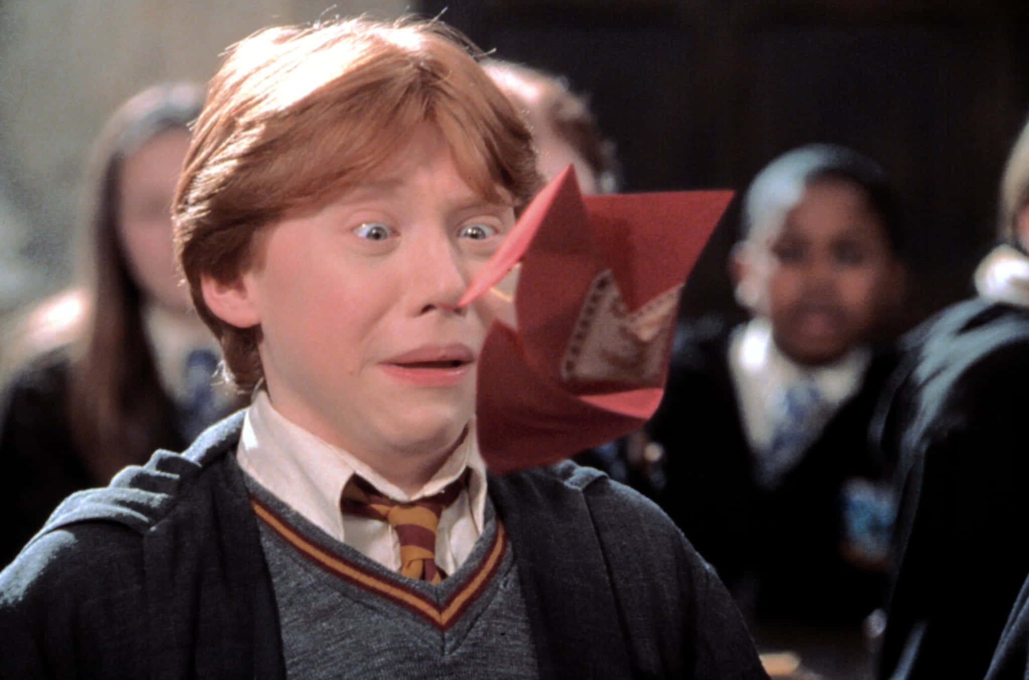 Ron Weasley 桌布 壁紙 — 一個穿著校服的紅髮男孩震驚地盯著一個紅色信封飛過他的臉。