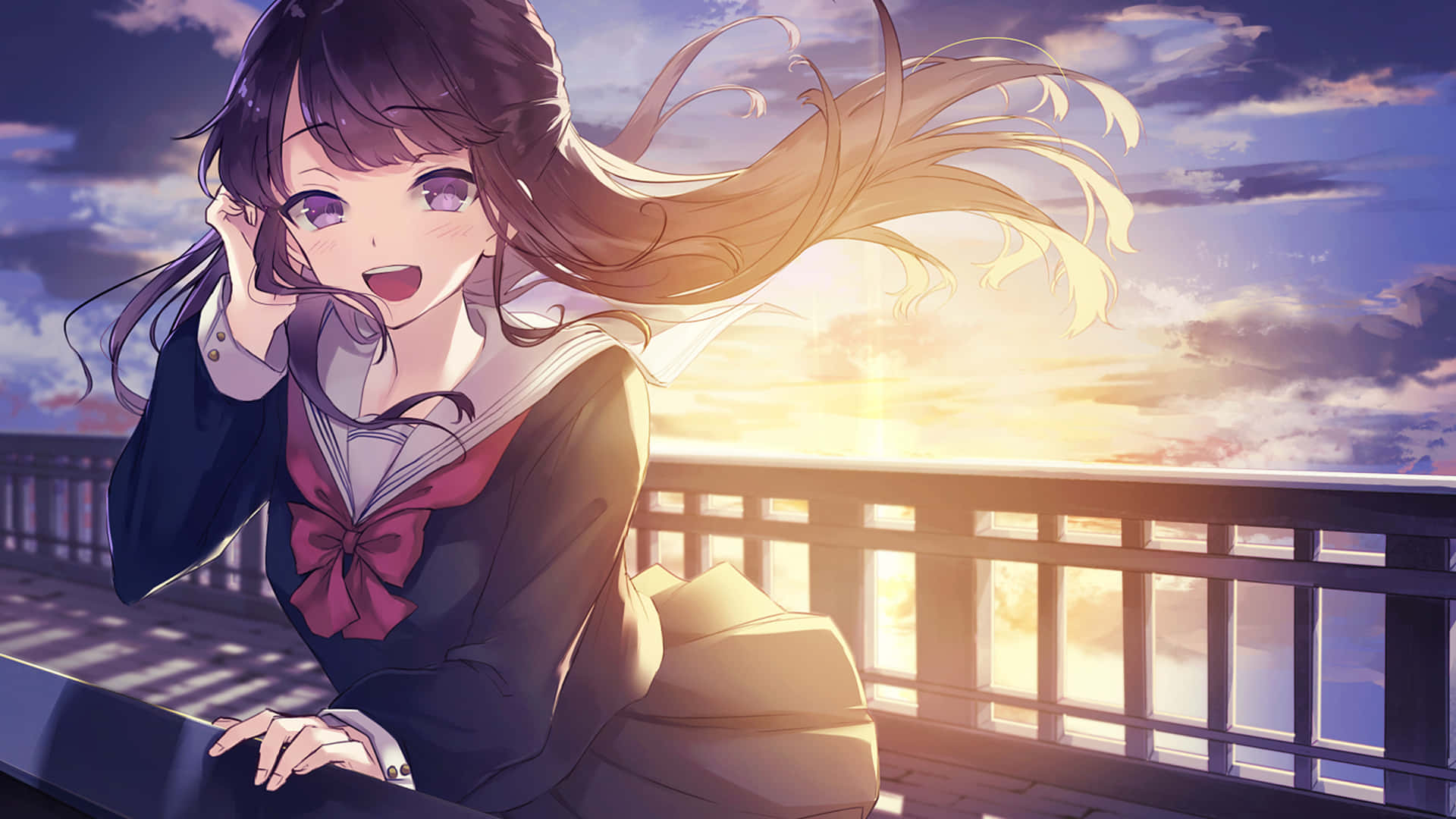 女孩 桌布 壁紙 — 一個穿著校服的開心動漫女孩在夕陽天空下微笑，頭髮隨風飄揚。