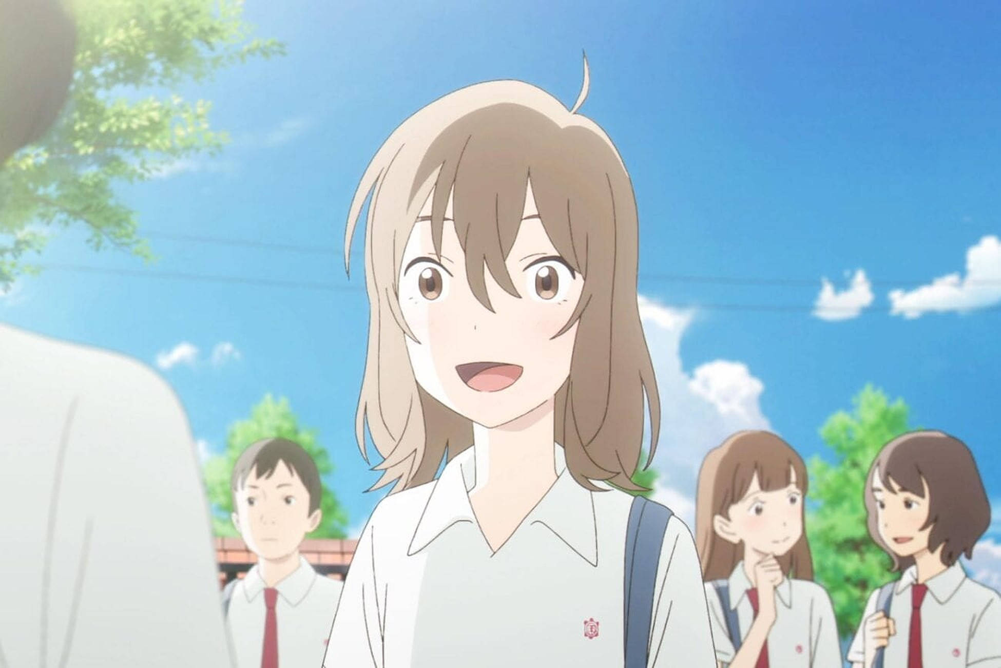 一個 桌布 壁紙 — 一個穿著校服的開心動漫女孩在陽光明媚的藍天白雲下燦爛地微笑。