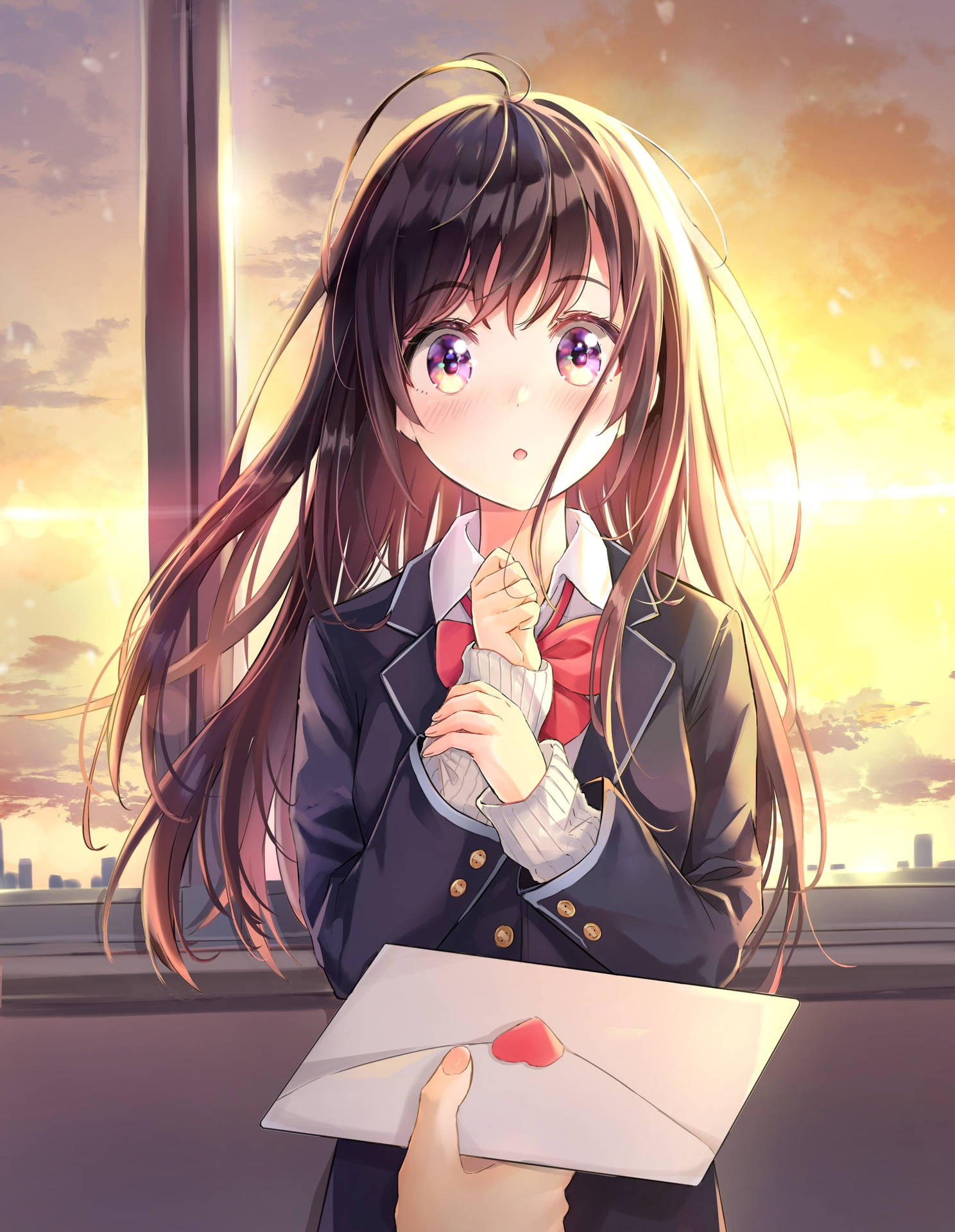 穿著校服的動漫女孩在夕陽窗邊拿著一封紅色心形封緘的信。 — 4K 優雅動漫壁紙 壁紙