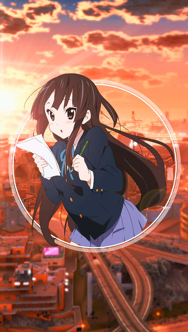 mio akiyama 桌布 壁紙 — 一個穿著校服的驚訝動漫女孩，在閃耀的日落城市景觀中拿著紙和筆。