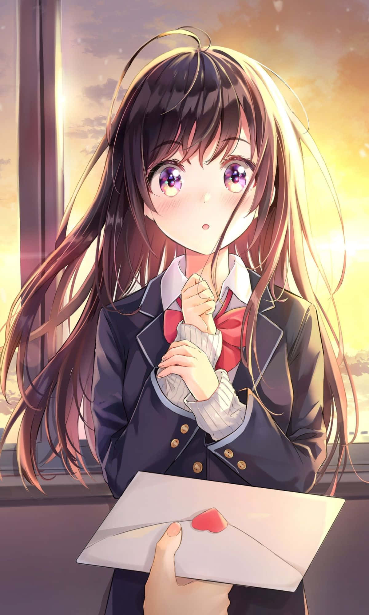 1200x2000 桌布 壁紙 — 一個穿著校服的驚訝動畫女孩在溫暖的日落窗前拿著一封帶有心形封條的信。
