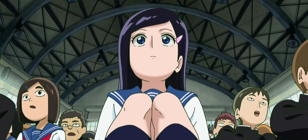 Tsubomi Takane 桌布 壁紙 — 一個穿著校服的驚訝動畫女孩坐在舞台中央，同學們在高拱形天花板下震驚地凝視著。