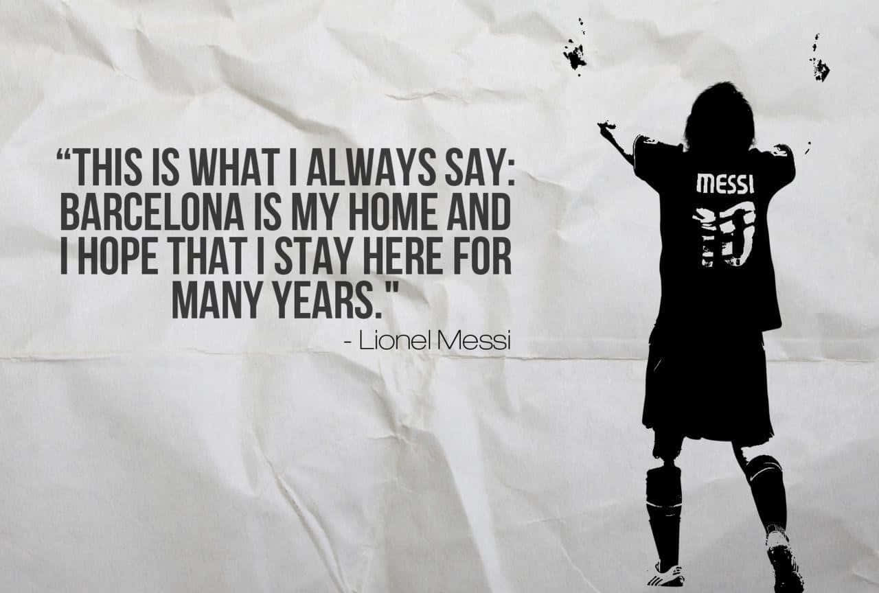 Football Quotes 桌布 壁紙 — 一個穿著梅西球衣的足球員黑色剪影，站在皺巴巴的白紙上，上面有關於巴塞隆納忠誠的語錄。