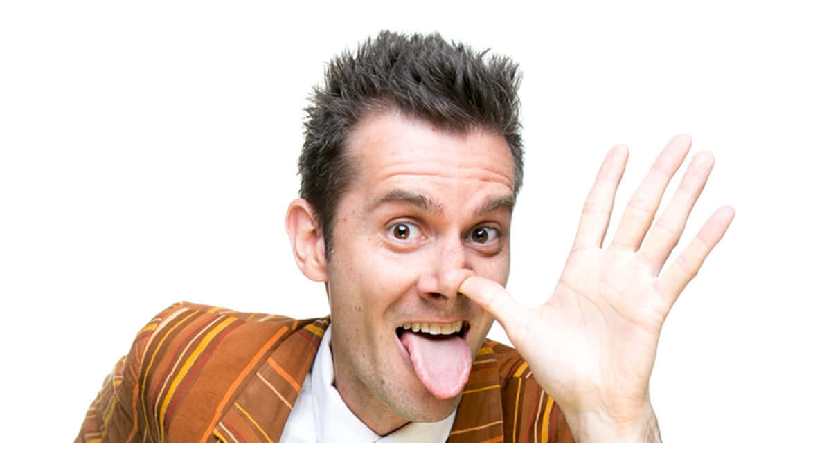 Tongue Out 桌布 壁紙 — 一個穿著條紋外套的男人在白色背景前頑皮地伸出舌頭並用手捏住鼻子。
