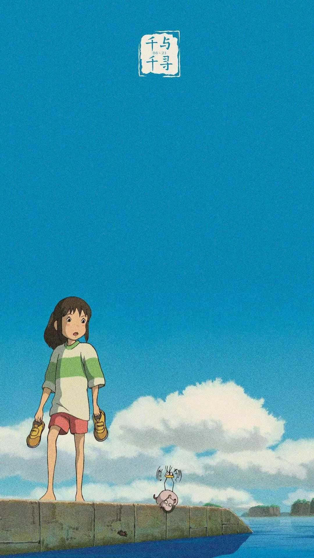 Aesthetic Ghibli 桌布 壁紙 — 一個穿著條紋襯衫的小女孩赤腳站在石碼頭上，手裡拿著鞋子，一隻粉紅色的小生物在下面窺視，頭頂是廣闊的藍天和蓬鬆的雲朵。