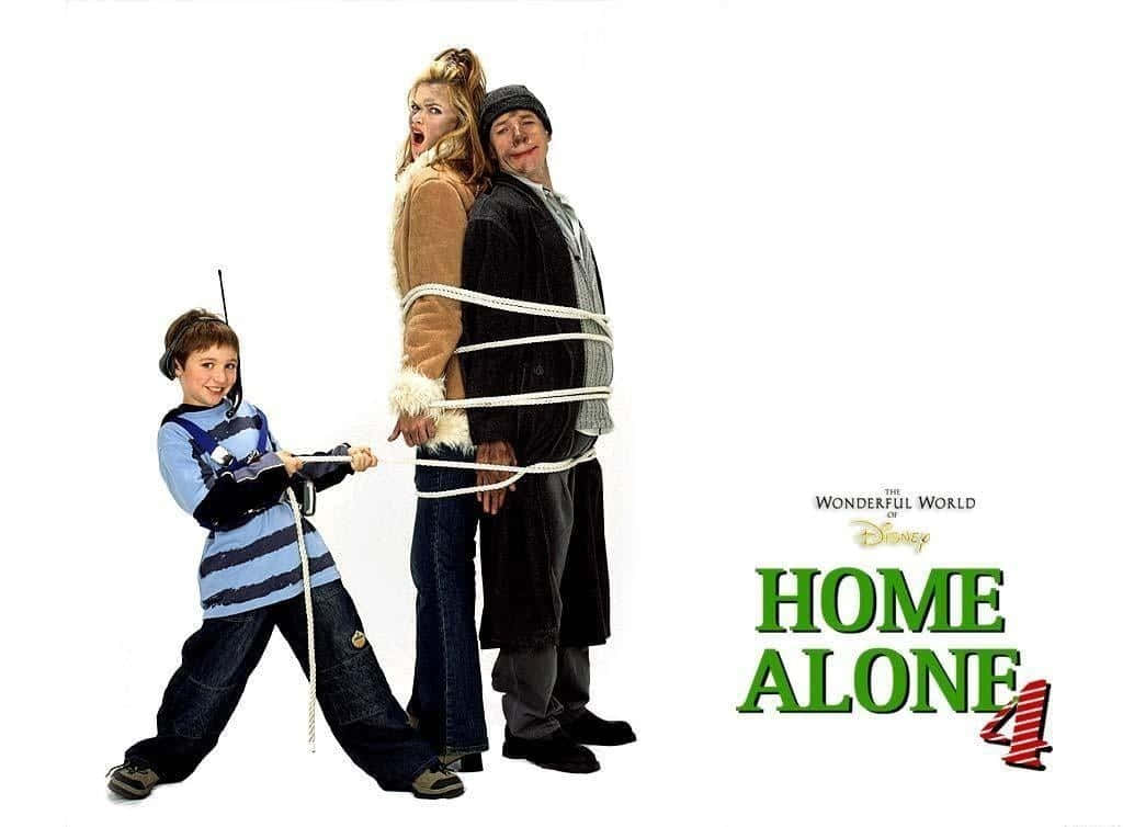 Home Alone 桌布 壁紙 — 一個穿著條紋襯衫的小男孩拉著一條繩子，繩子綁在一男一女身上，他們背對背站在白色背景前。