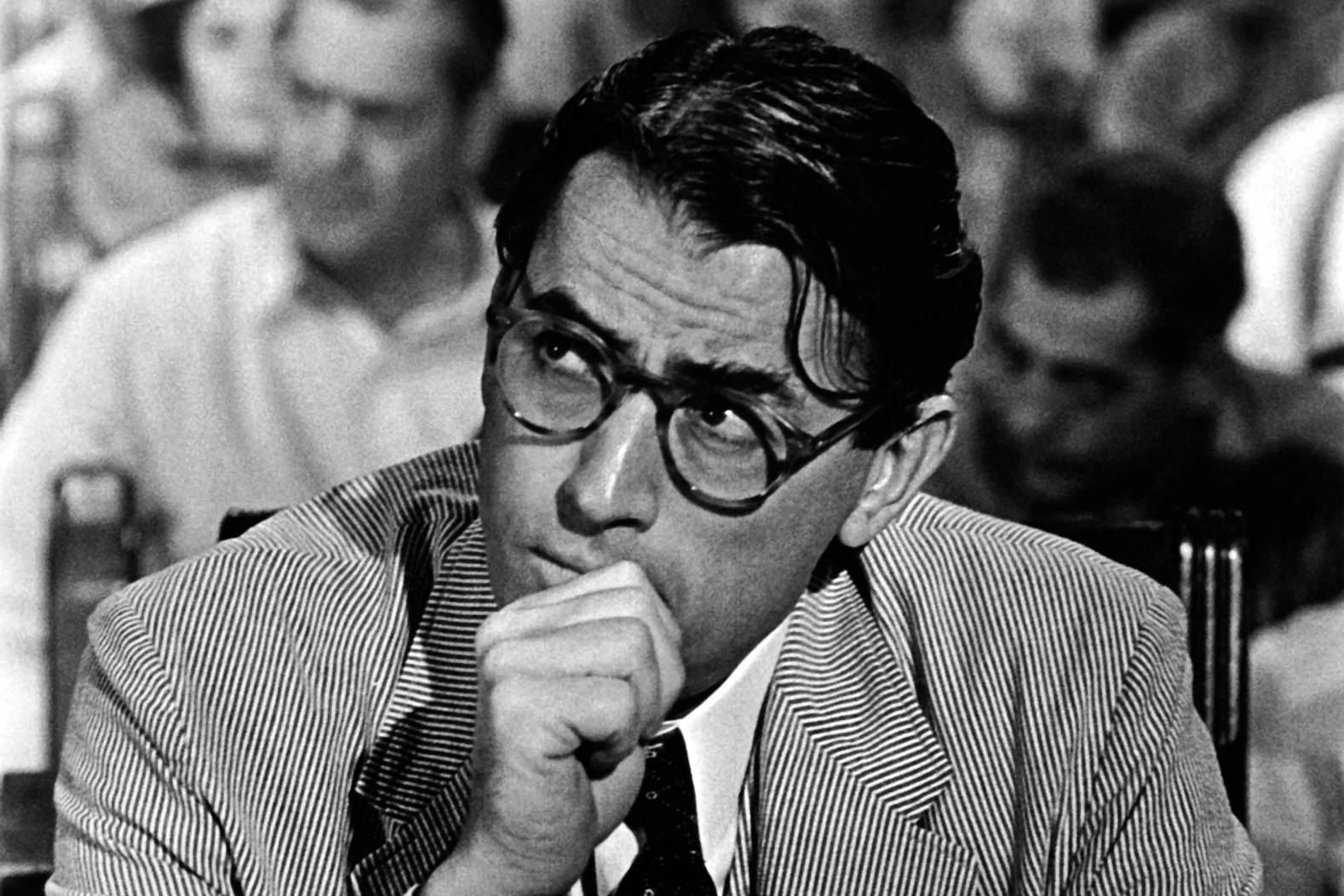 actor 桌布 壁紙 — 一個穿著條紋西裝和圓框眼鏡的男人，在黑白照片中托腮沉思，側目而視。