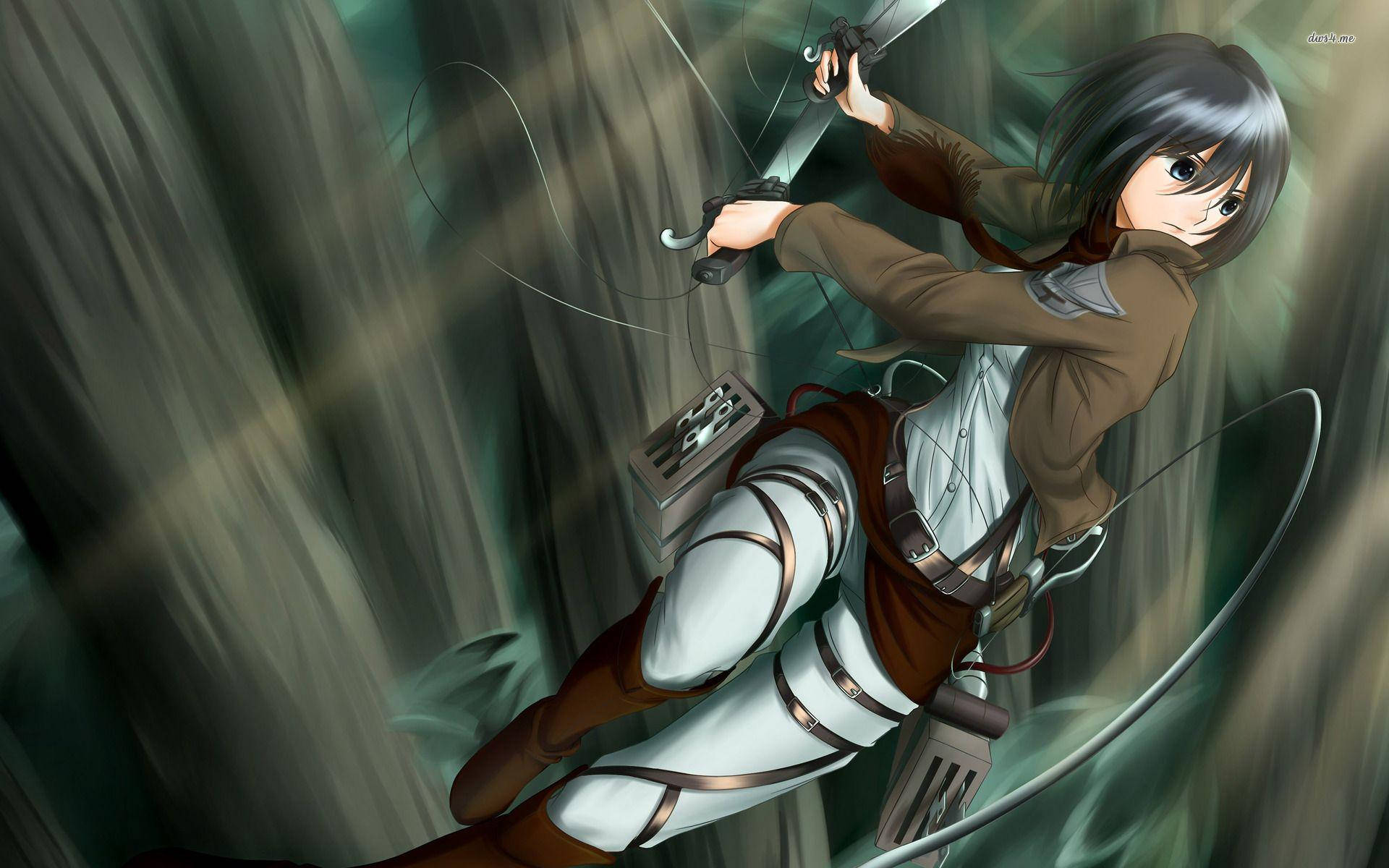 Mikasa 桌布 壁紙 — 一個穿著棕色和白色制服的動漫女孩，用劍和抓鉤在森林中擺盪。