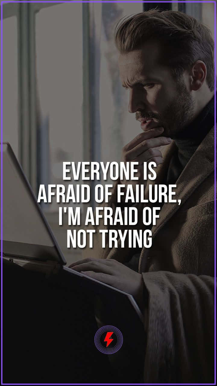 Entrepreneurial Memes 桌布 壁紙 — 一個穿著棕色外套的男人沉思地坐在筆記型電腦前，圖片上覆蓋著一句勵志語錄。