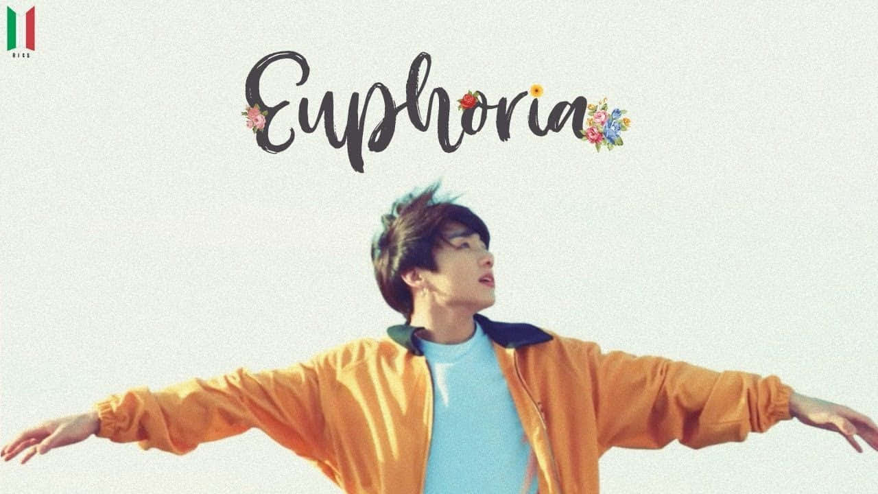Jungkook 桌布 壁紙 — 一個穿著橙色外套的年輕男子張開雙臂，站在蒼白的天空下，上方是飾有花朵的「Euphoria」字樣。
