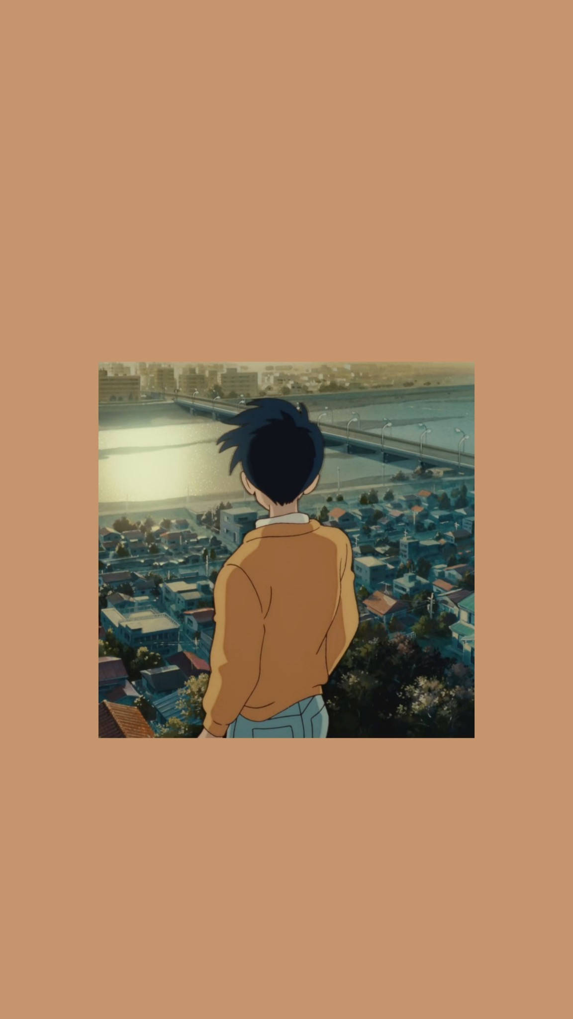 waves 桌布 壁紙 — 一個穿著橙色毛衣的年輕動漫男孩在黃金時段從山坡上俯瞰廣闊的城市景觀。