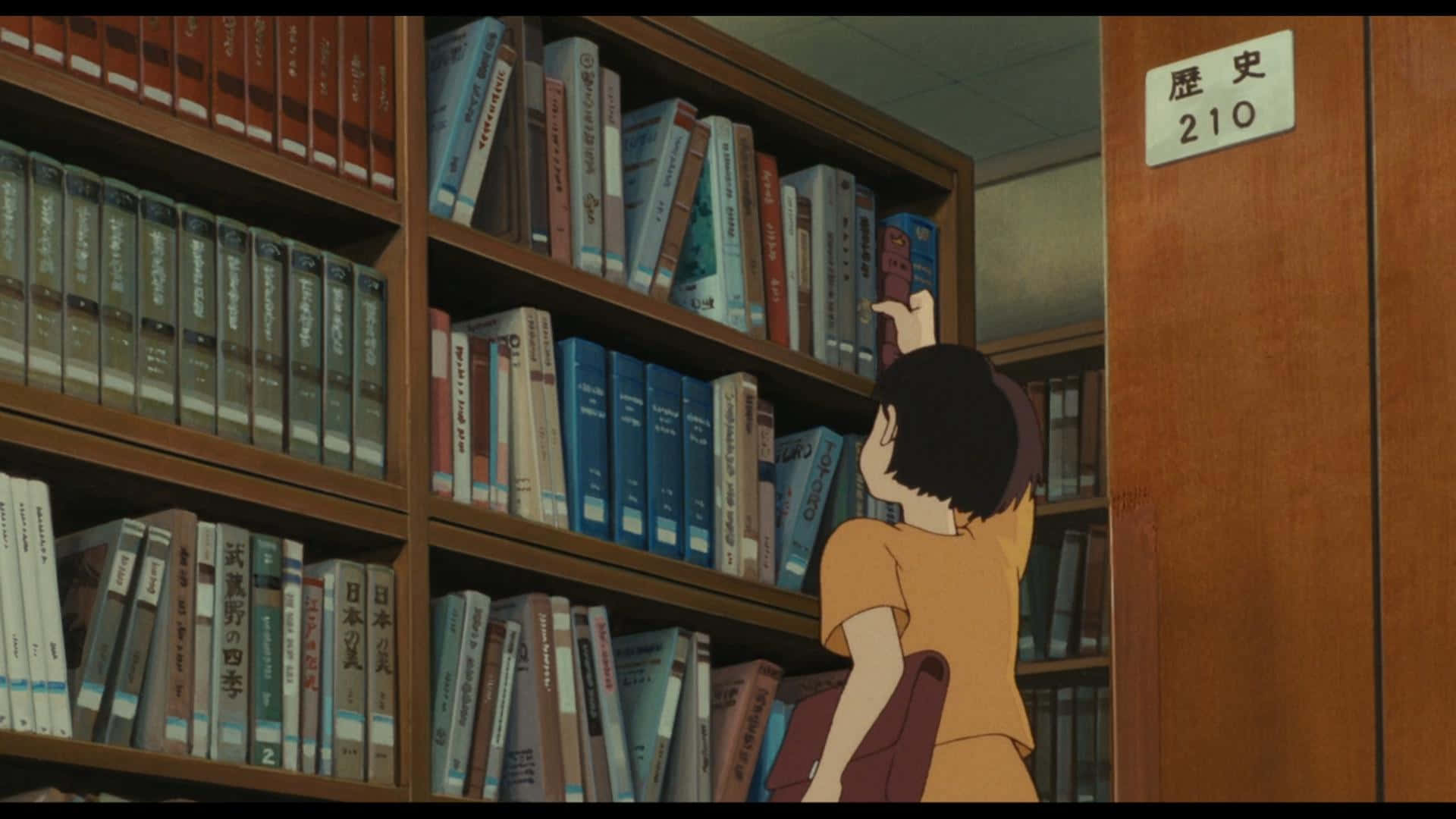 Whisper Of The Heart 桌布 壁紙 — 一個穿著橙色襯衫的年輕女孩在一個安靜的圖書館區域（標示為歷史）伸手去拿木書架上的一本書。