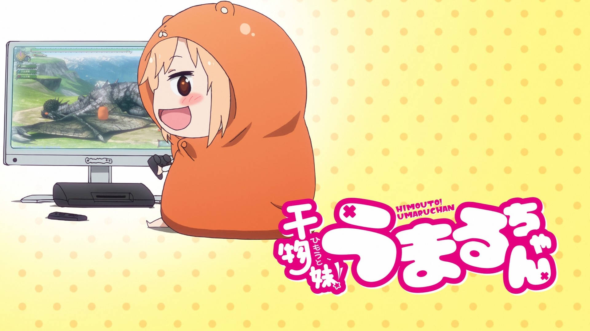 Umaru 桌布 壁紙 — 一個穿著橙色連帽衫的開朗動漫女孩在明亮的黃色圓點背景的電腦上玩電子遊戲。