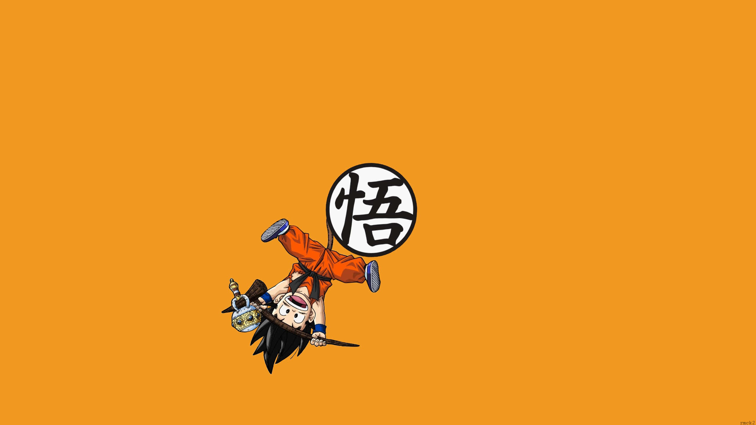 kid goku 桌布 壁紙 — 一個穿著橙色道袍的卡通男孩在純橙色背景上倒立，背景有一個圓形漢字符號。