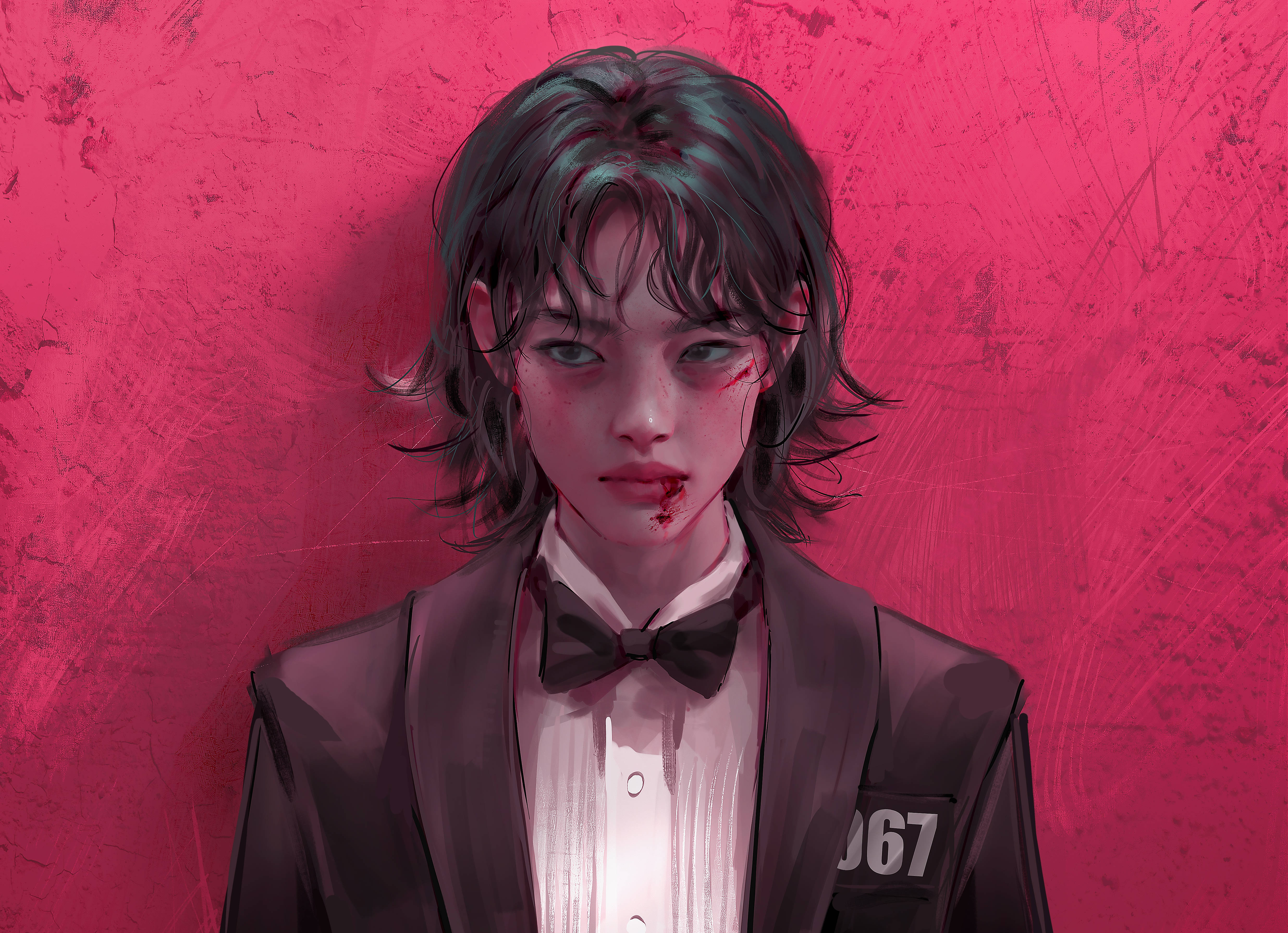 game 桌布 壁紙 — 一個穿著正式西裝、臉上帶血的年輕人站在有紋理的粉紅色牆前。