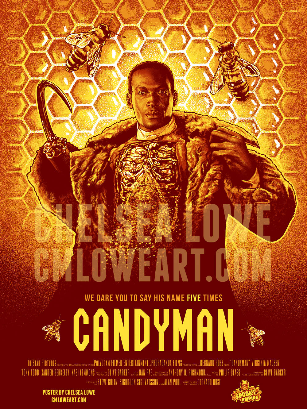 Candyman 桌布 壁紙 — 一個穿著毛皮大衣的威脅性男子站在發光的蜂巢背景前，蜜蜂在他周圍飛舞。