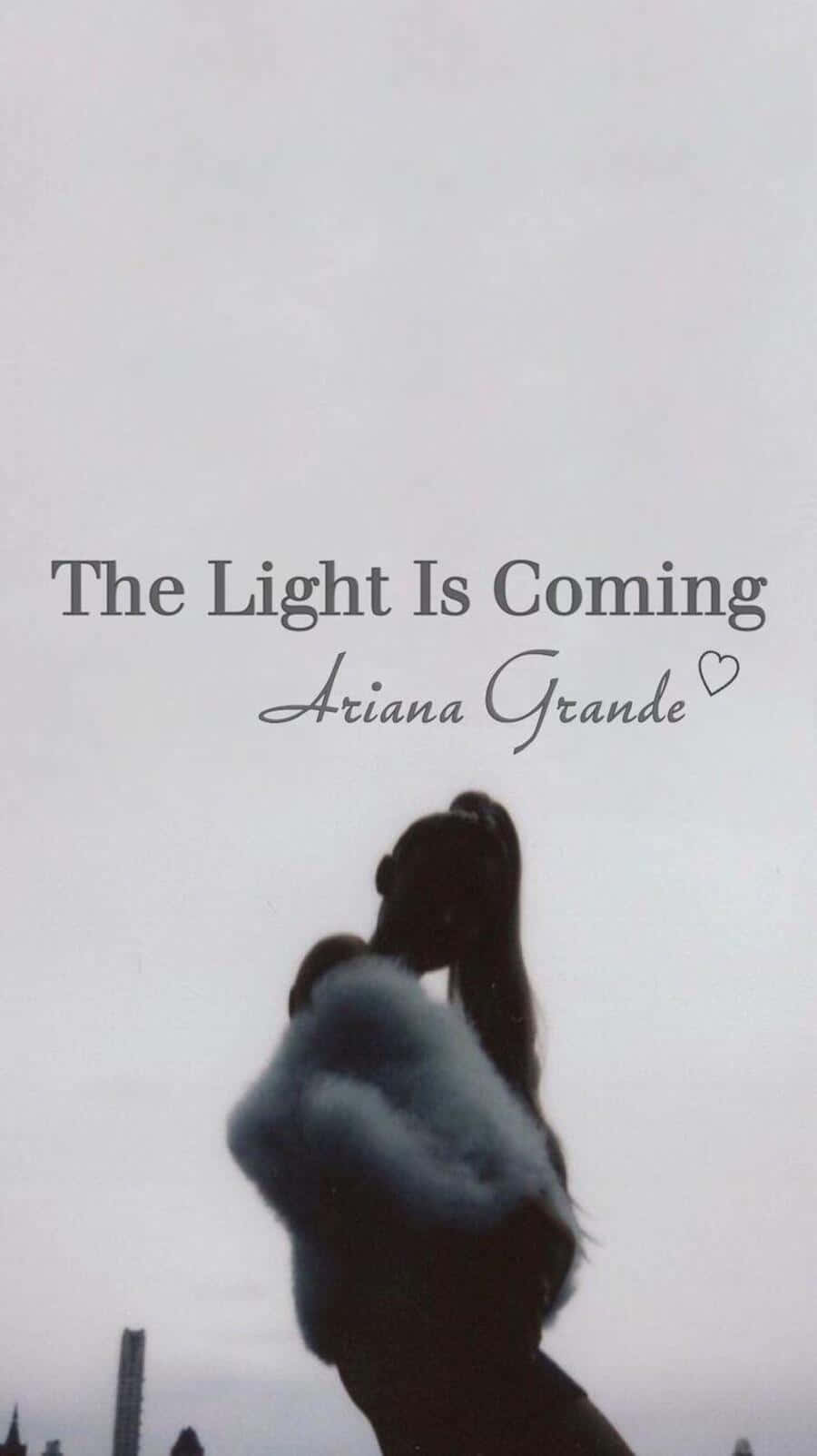 Aesthetic Ariana Grande 桌布 壁紙 — 一個穿著毛絨外套的人的剪影，仰望蒼白的天空，帶有文字疊加。