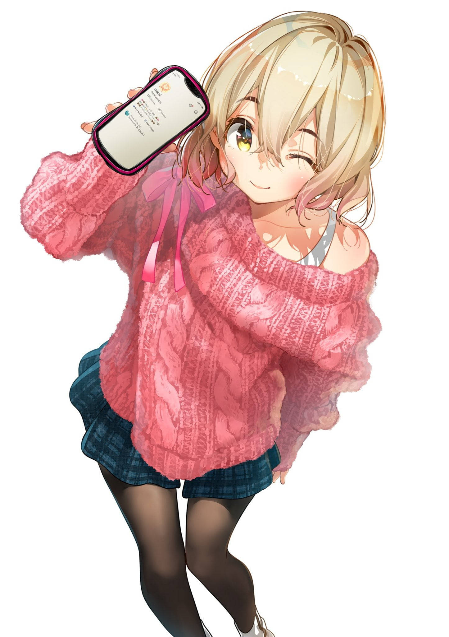 Girlfriend 桌布 壁紙 — 一個穿著毛絨粉紅色毛衣的開朗動漫女孩，在純白色背景前微笑著舉起智慧型手機。