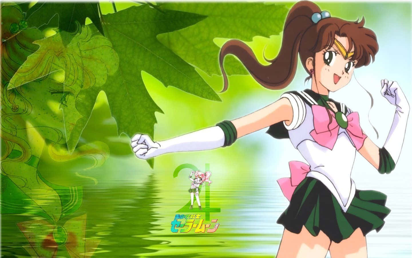 sailor jupiter 桌布 壁紙 — 一個穿著水手服、開心的動畫女孩，在充滿水反射的鮮綠色葉子背景前擺出動態姿勢。