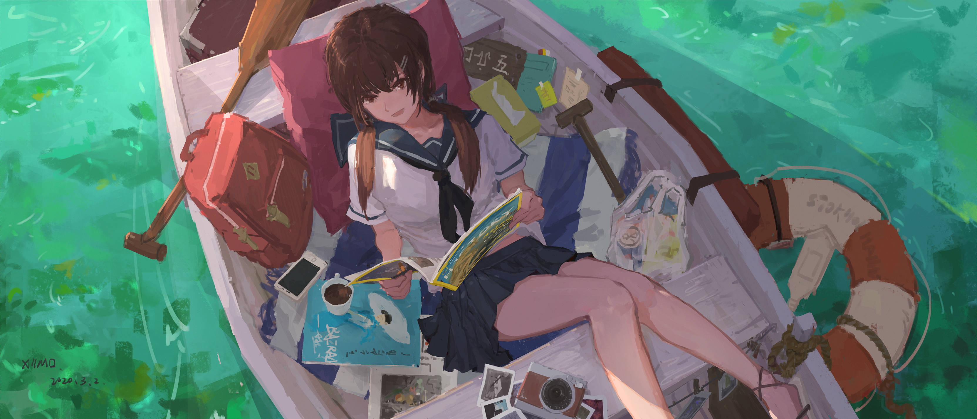 看書 桌布 壁紙 — 一個穿著水手服的女孩在一艘小船中放鬆，閱讀一本書，周圍是藍綠色的水和散落的照片。